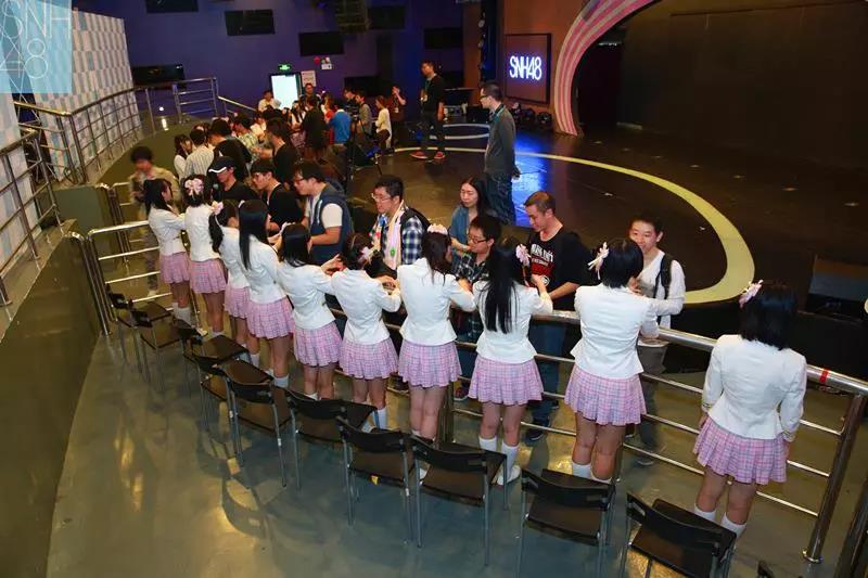 48系女团成员在小剧场表演后排队握手