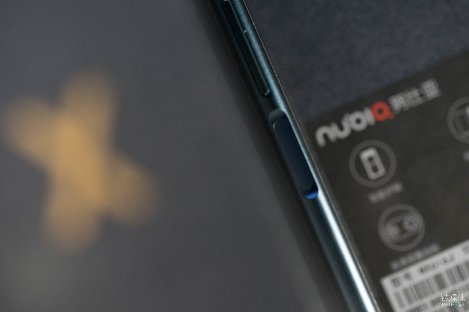 指纹识别位于两侧