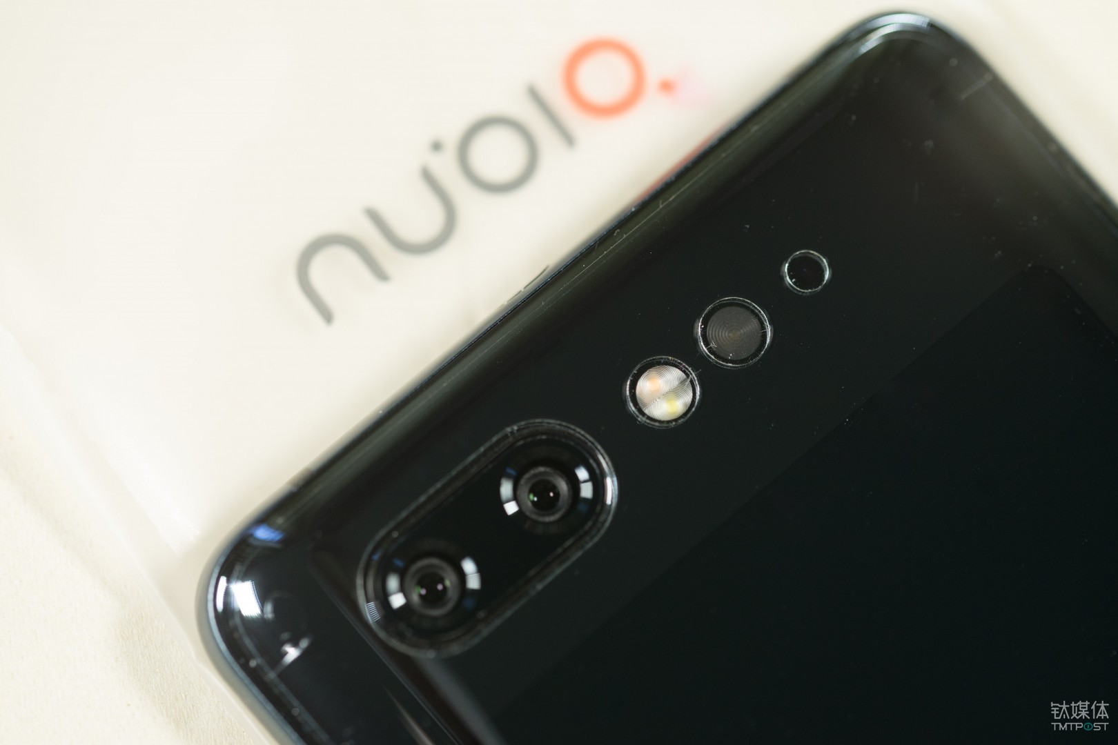 配置1600万像素+2400万像素双摄