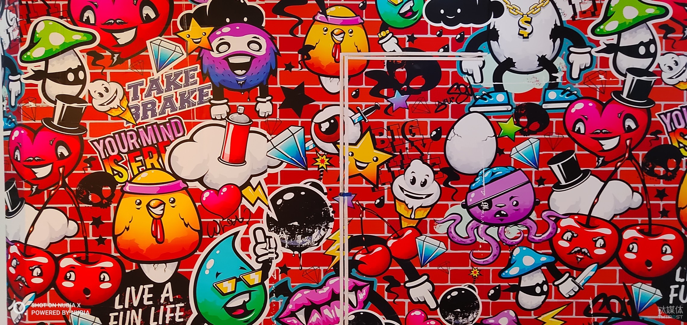 焦距：4.27mm 光圈：f/1.8 快门速度：1/30s ISO：230