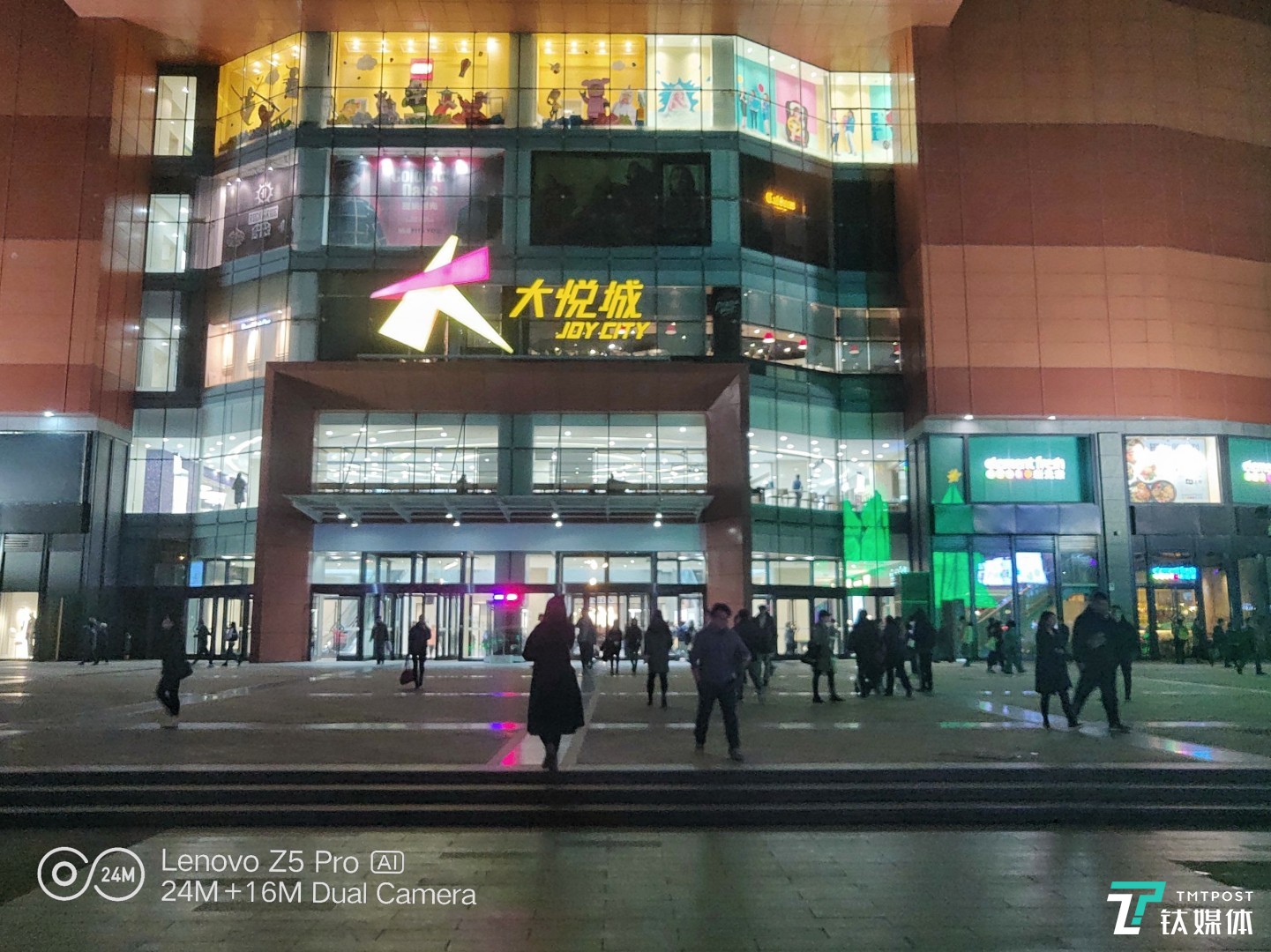 超级夜景模式 焦距：4.28mm 光圈：f/1.8 快门速度：1/35s ISO:120