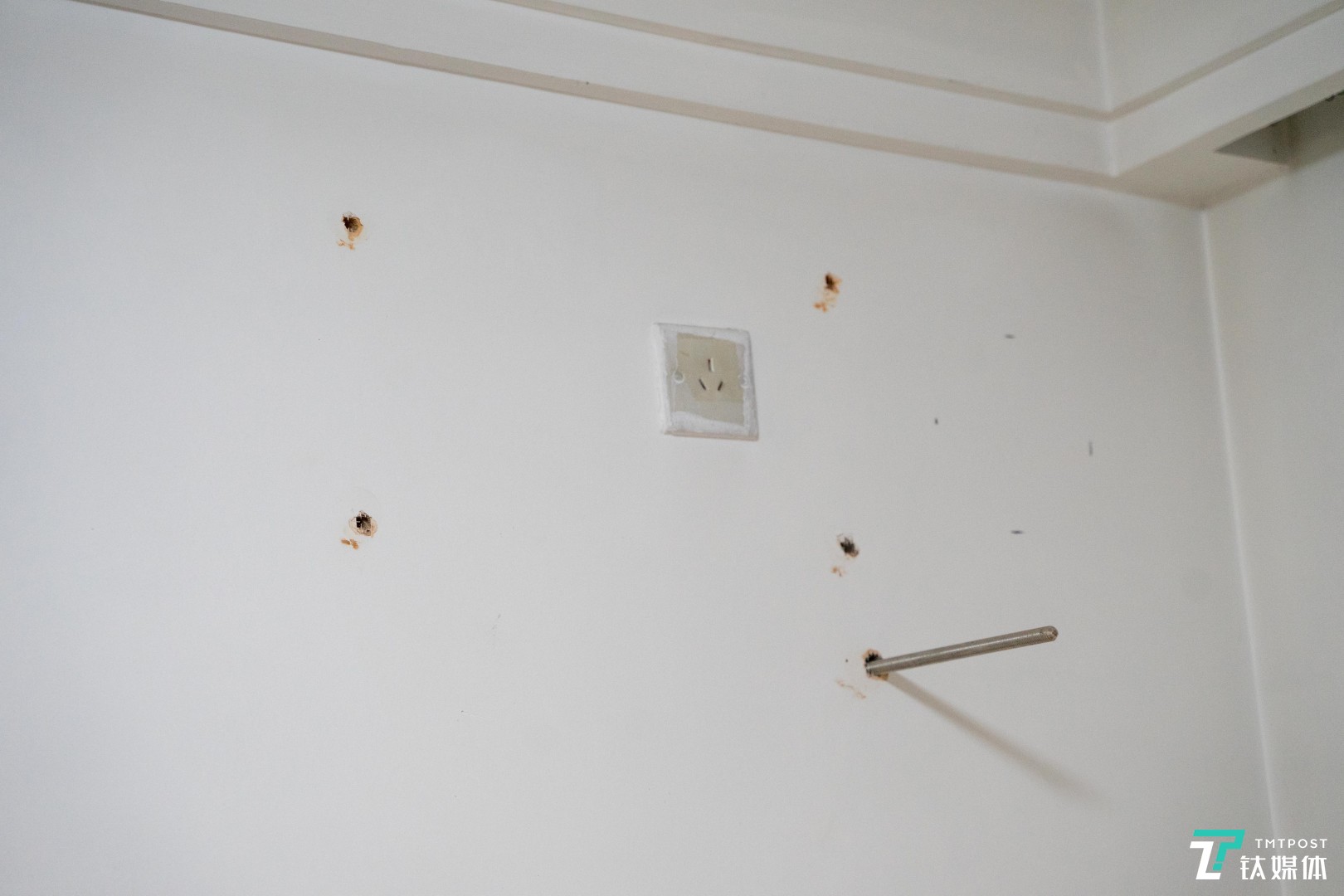 由于空间限制，家里只能选择横置安装于墙上