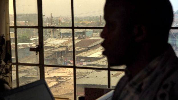 吉迪恩&middot;恩尼欧向学生传授个人计算机的基础使用知识