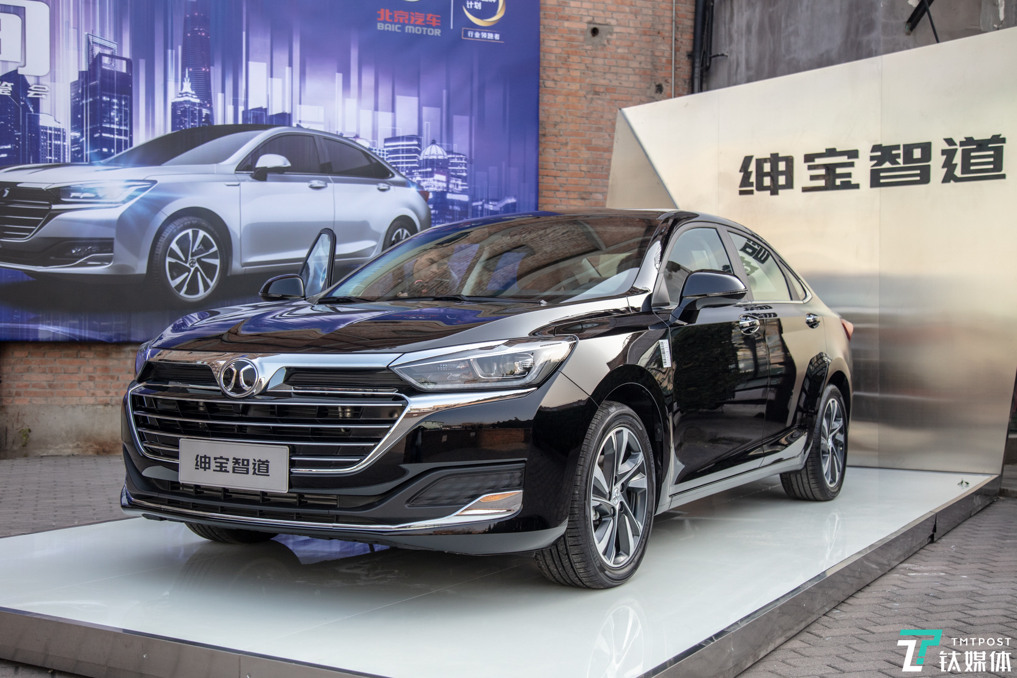 与百度等人工智能合作,北京汽车发布首款中级轿车"绅宝智道" | 一线车