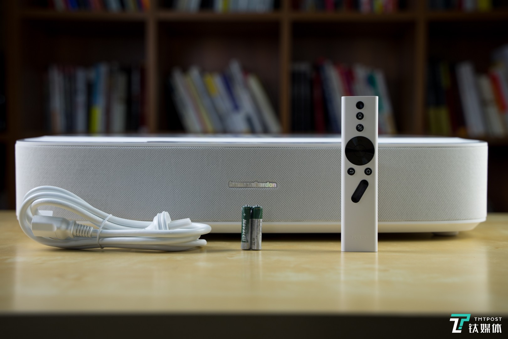 配件包括遥控器、电池和电源线