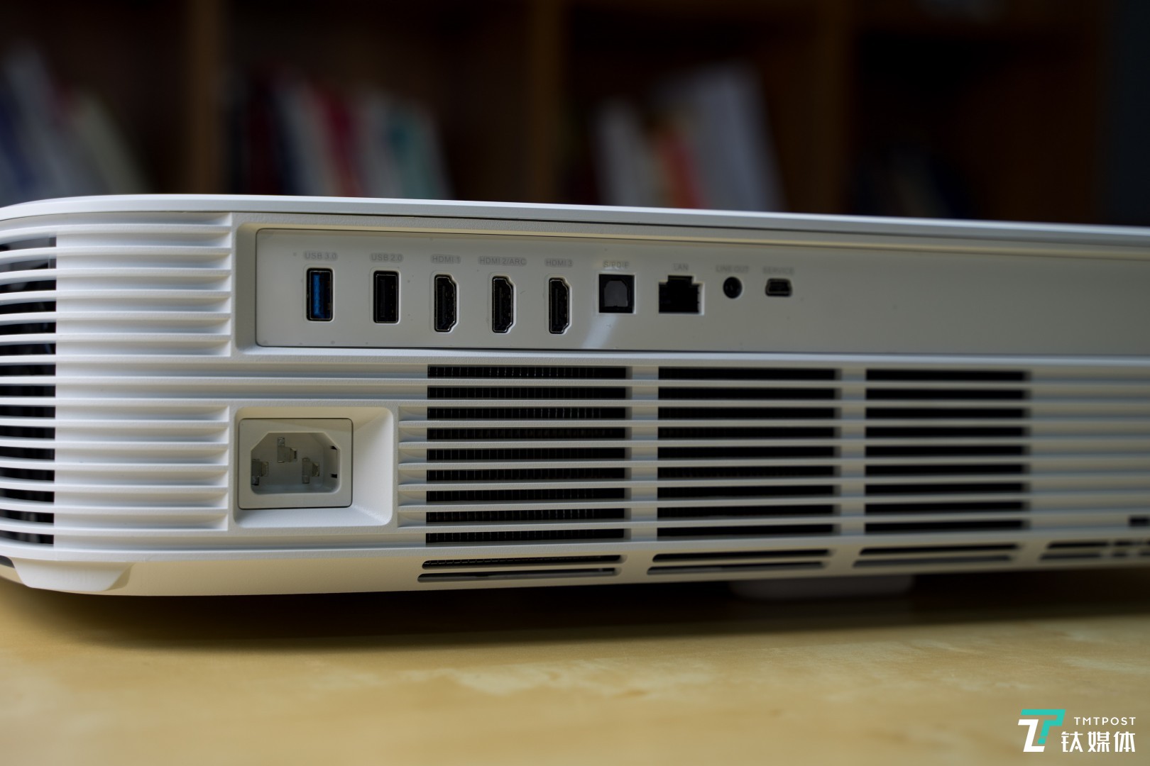 背面接口十分丰富