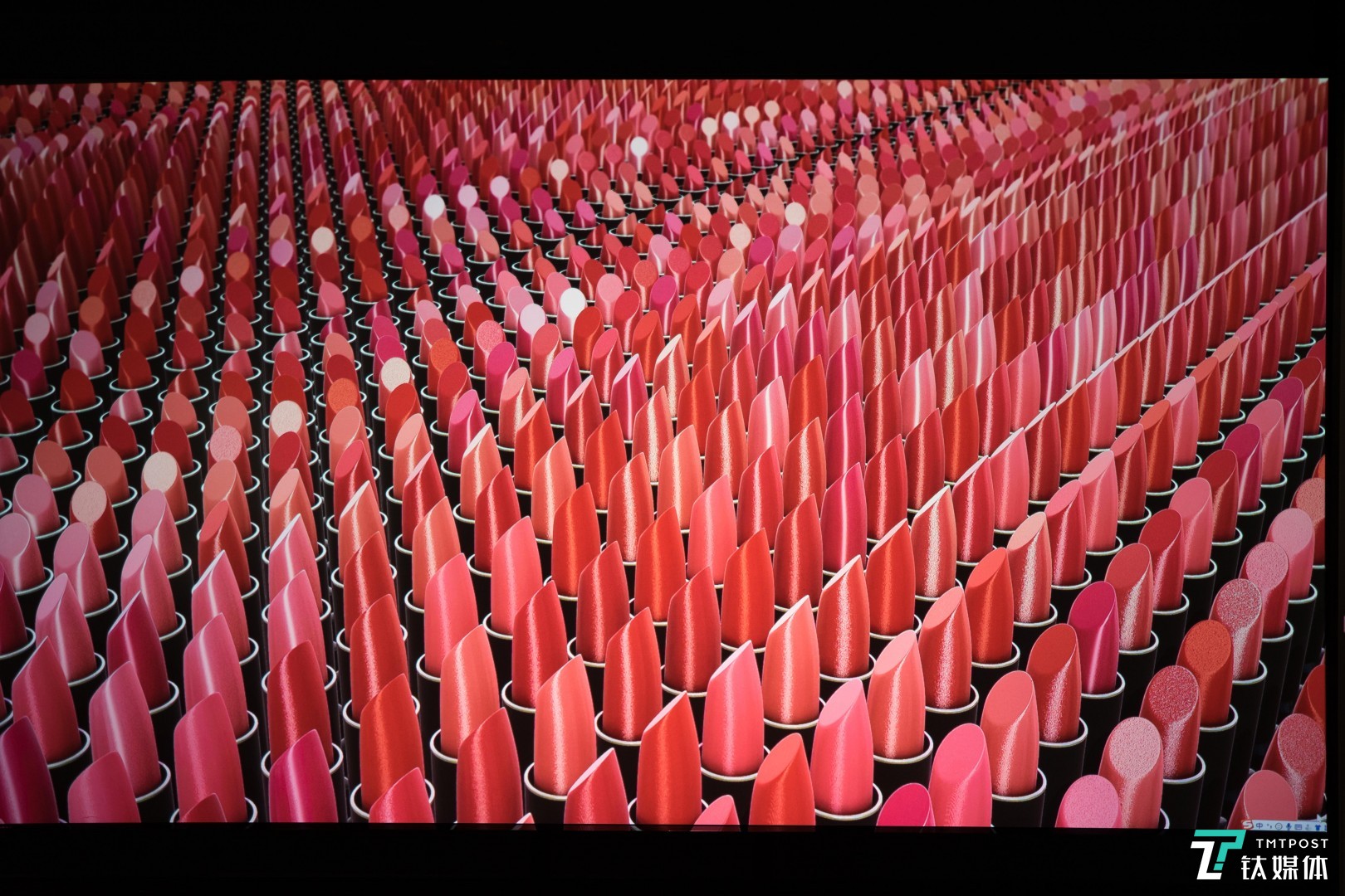 P3广色域，可以让我们看到更多颜色，区分每一种色号