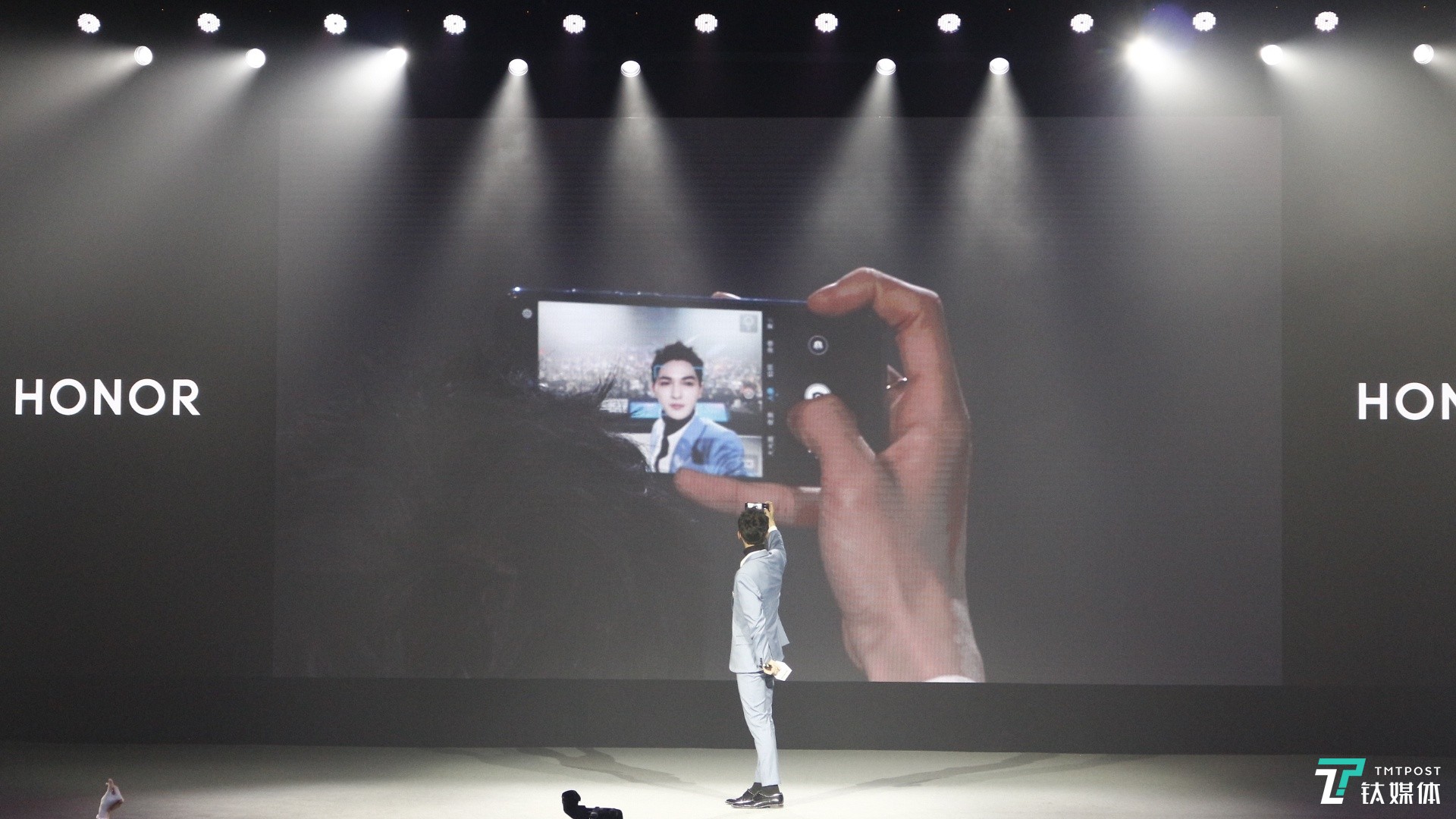 前置2400万AI自拍，朱右廷还现场展示了一把