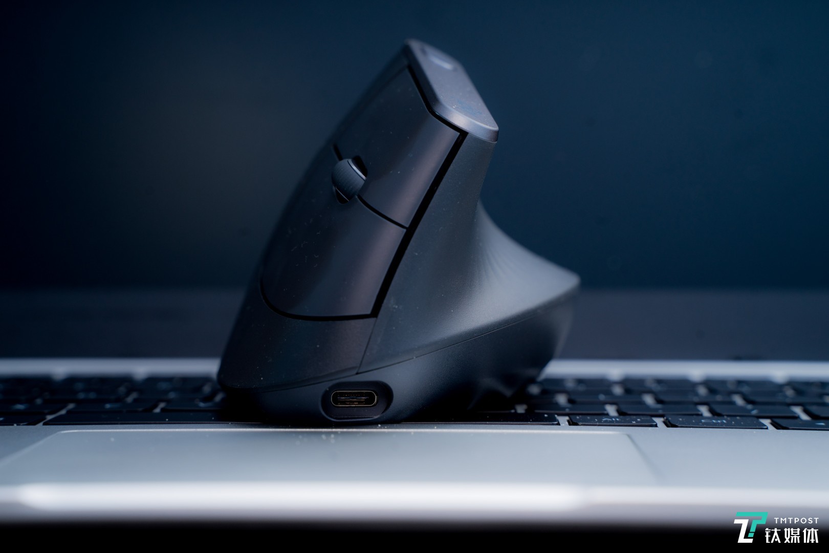 57°人体工程学，拯救你的鼠标手，罗技MX VERTICAL鼠标评测 | 钛极客