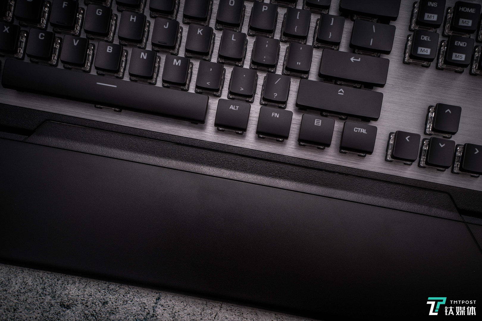 Vulcan 120自带磁吸式掌托