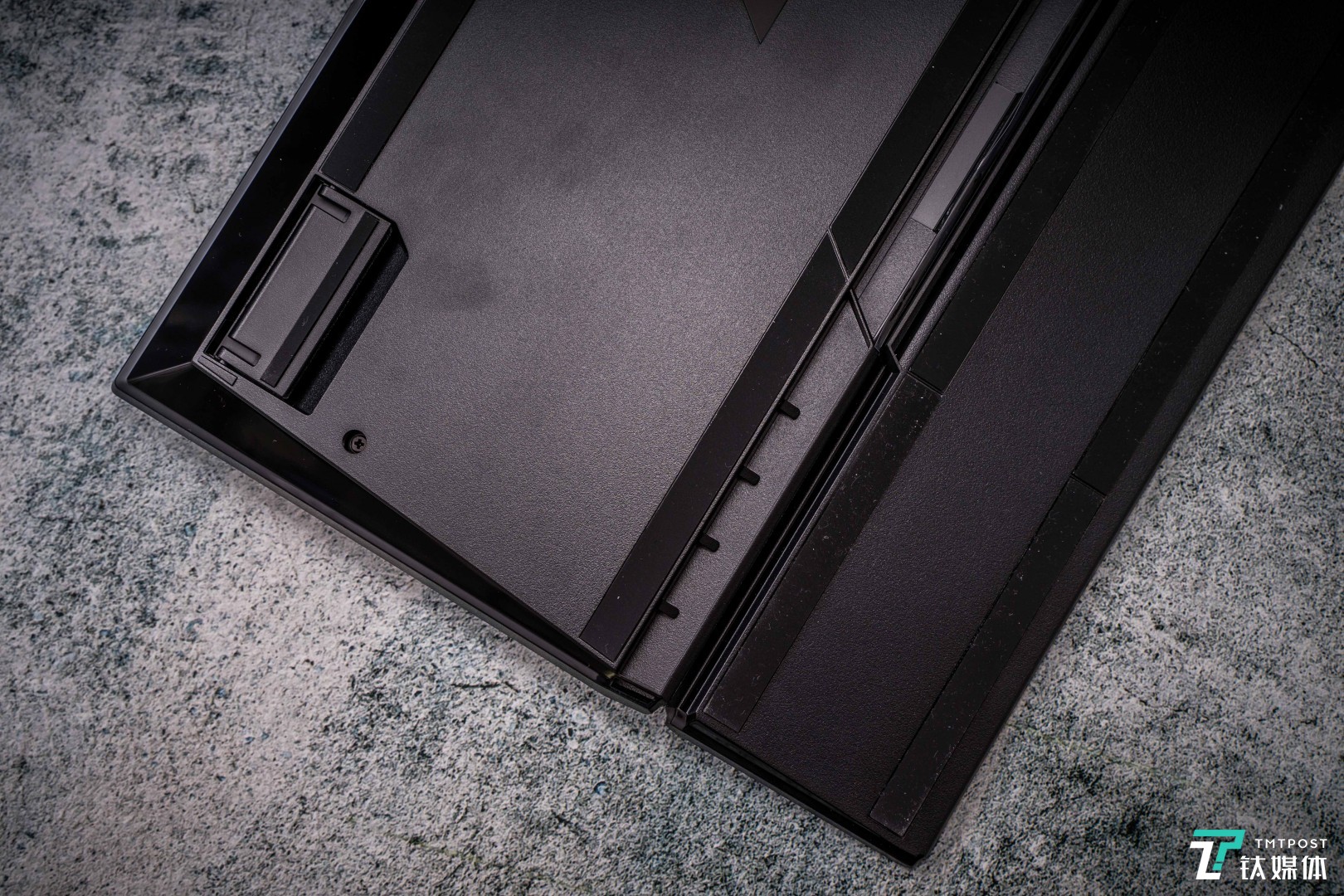 Vulcan 120背面有大面积橡胶脚垫