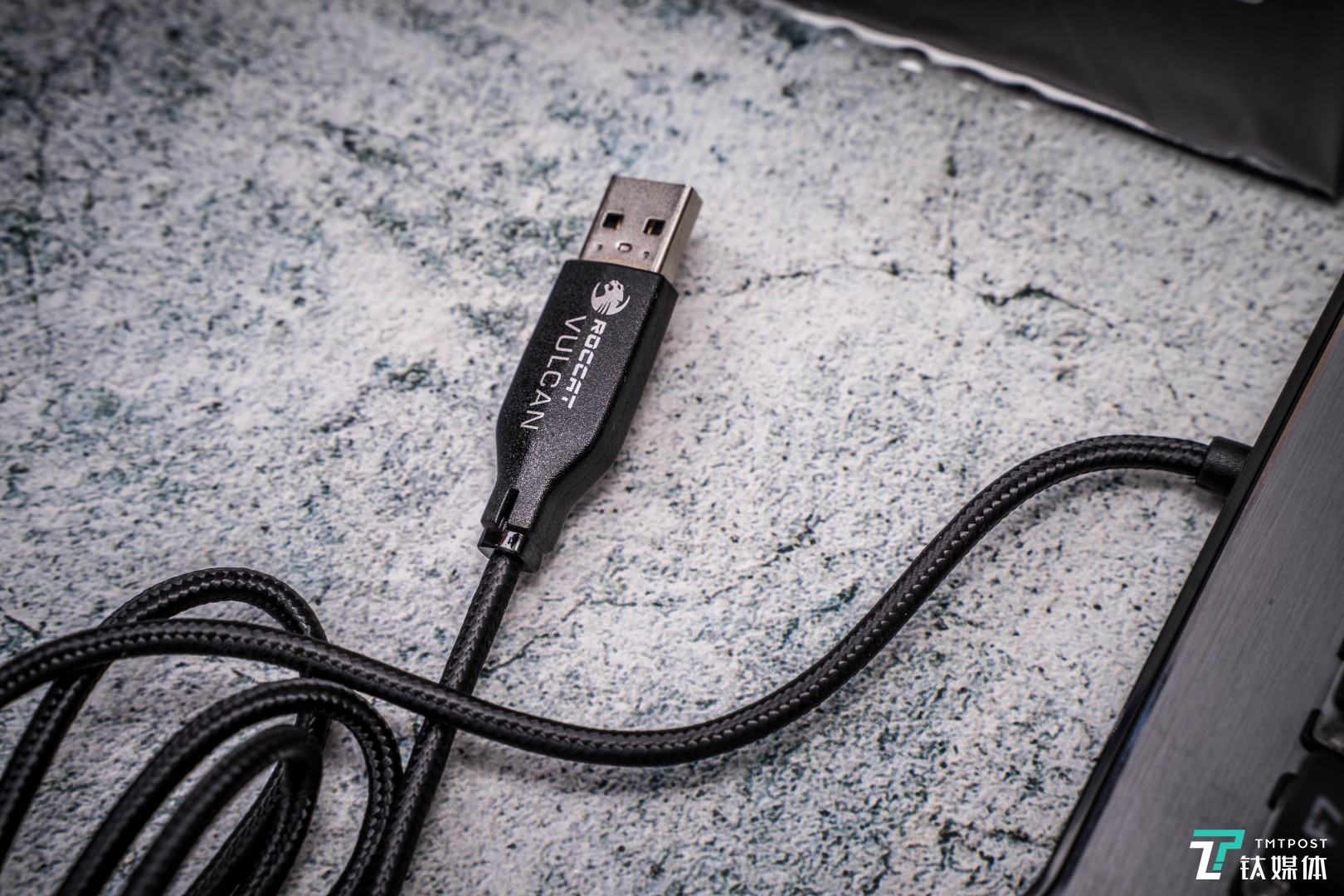 USB线材为尼龙编织一体设计