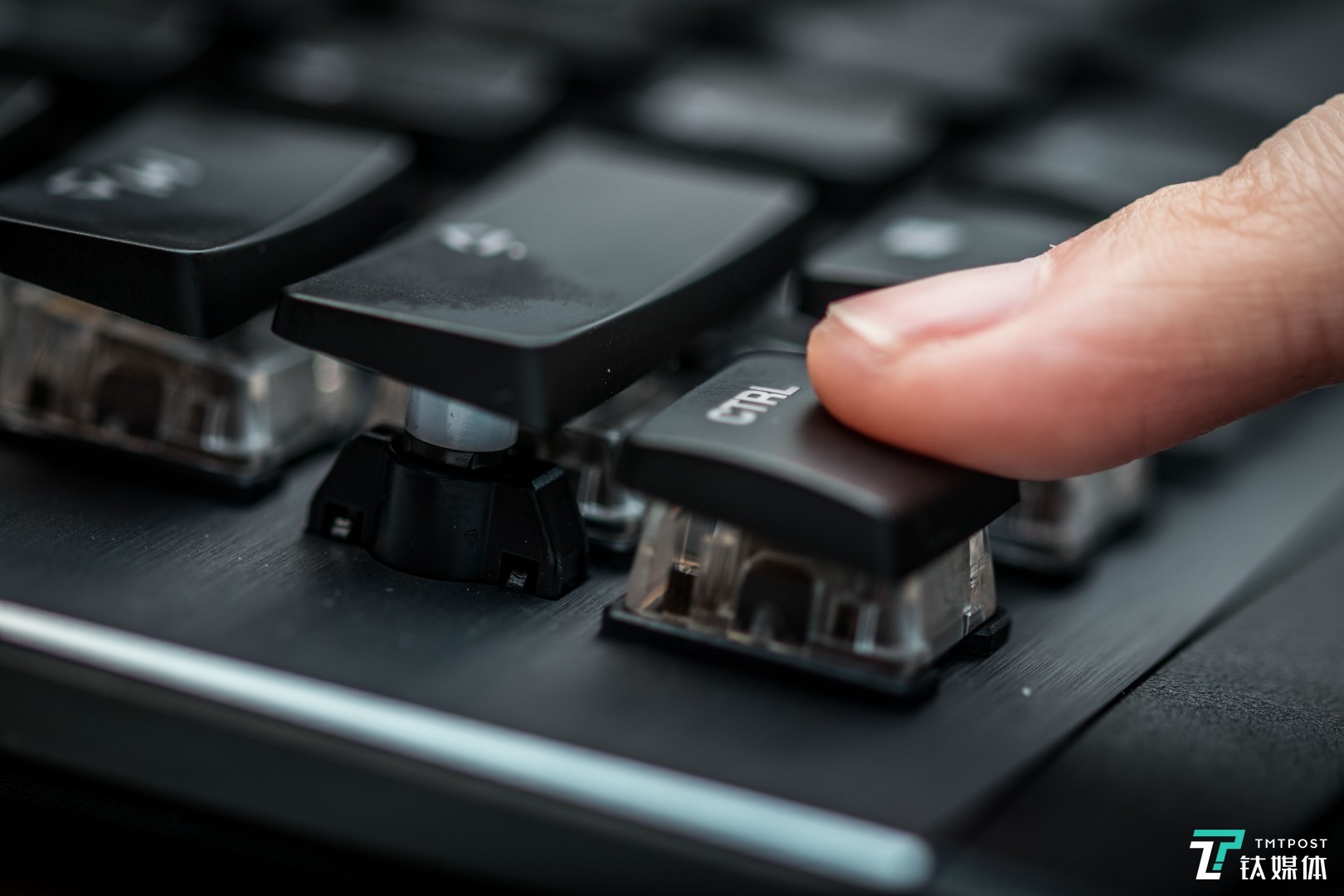 泰坦轴配备了更轻巧的键帽