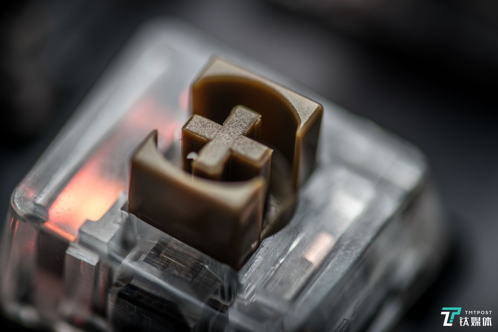 保留了十字形结构，便于更换其他键帽