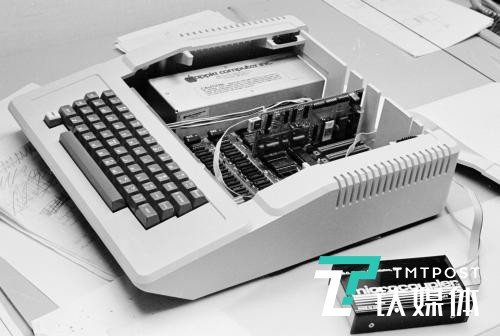 带有外置调制解调器的Apple II计算机