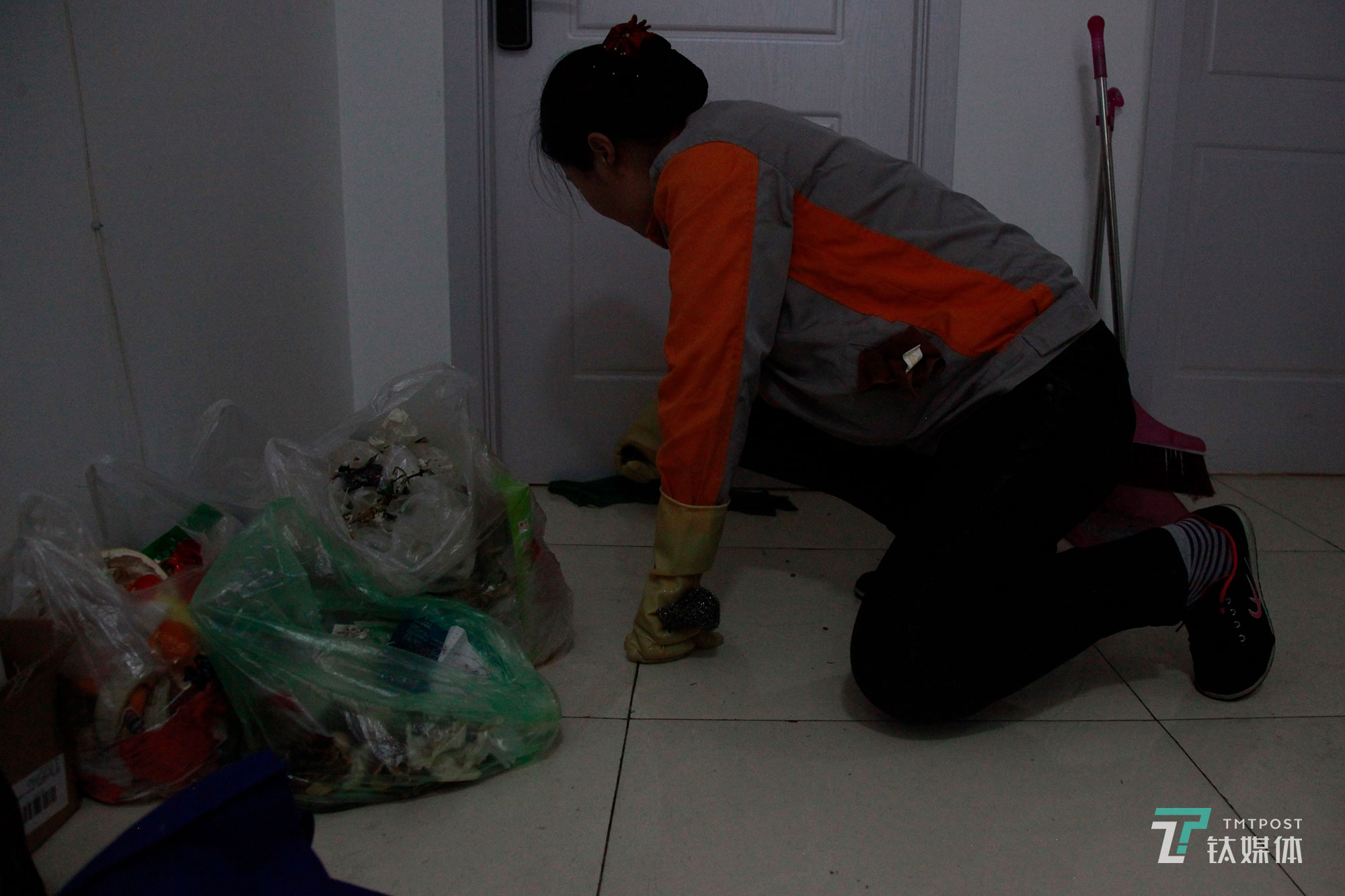 夏芸在清洁地板。每次打扫，地板都要擦两遍以上，要蹲1个多小时，一天下来至少要弯腰200次。&ldquo;每次起身脚都已经麻了，每天反复弯腰，腰很酸很疼。&rdquo;夏芸告诉钛媒体《在线》，自己疼得受不了的时候会吃点止疼药或者贴膏药来缓解。&rdquo;