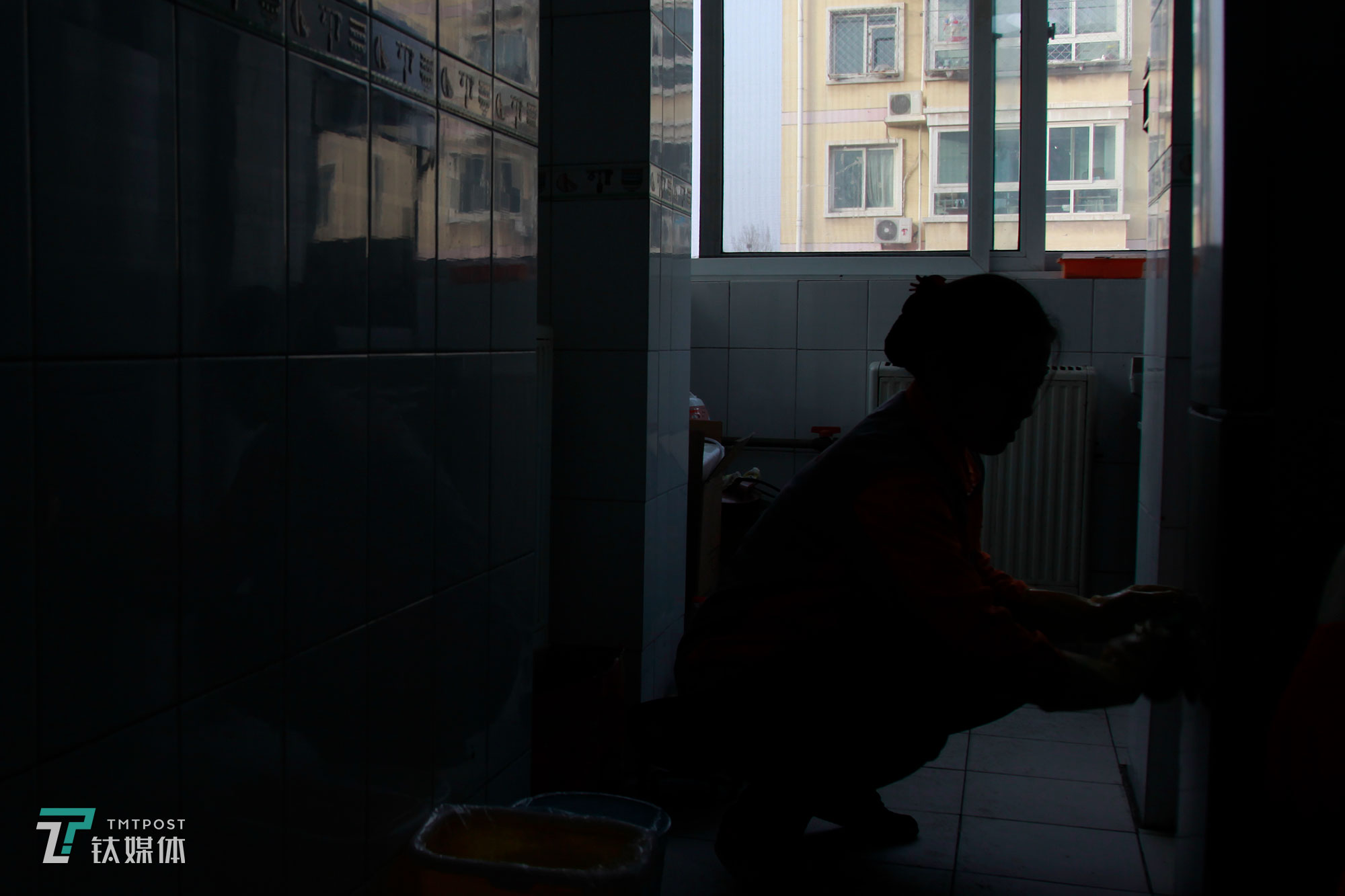 夏芸弯腰擦冰箱。单量多时，她一个月都没得休息。除了基础工作，她每月会接到十几单小时工：每小时40元，每次至少两小时。夏芸不太喜欢做小时工。公司规定，清洁超过半小时按一小时收费。但是夏芸一般都会抹掉尾巴，有时候两个小时四十多分钟的她都按两小时计费，&ldquo;按三个小时算，有些租客不太乐意。按两个小时算，还能向客户要个好评。&ldquo;她特别怕被租客给差评，小时工差评一次要扣200元，&ldquo;要干五个小时才能补回来。&rdquo;