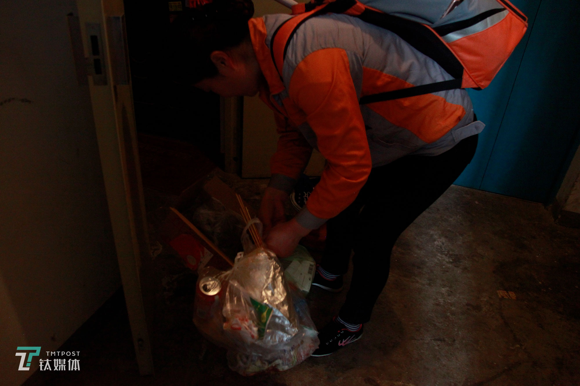 打扫完毕，夏芸将租客家的垃圾带走。