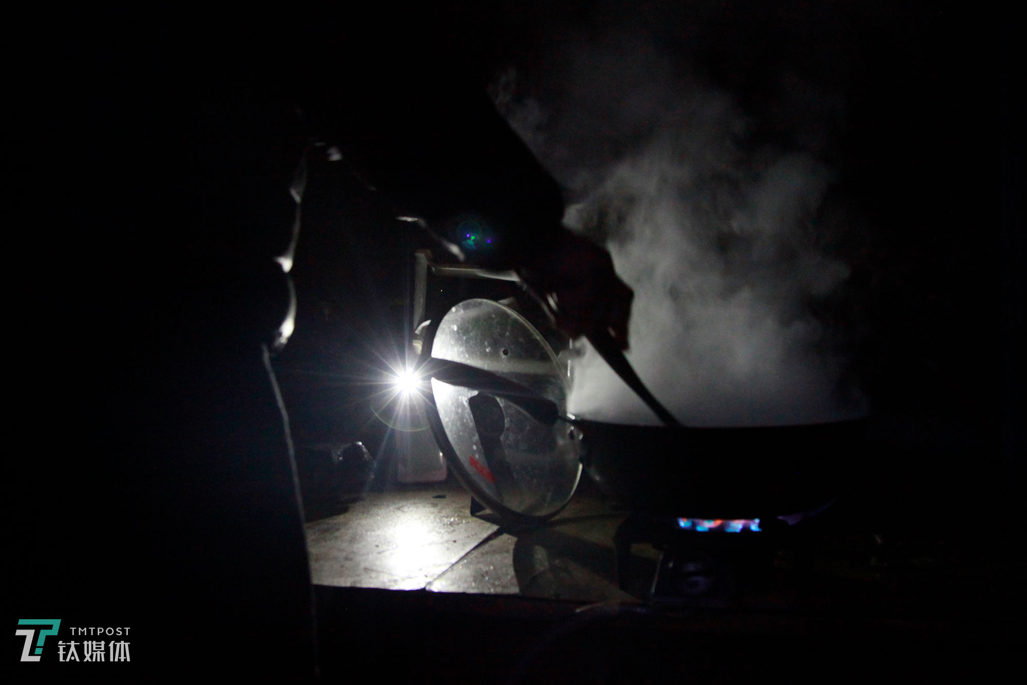 厨房是一个临时搭建的小棚子，她不会穿电线打洞装电路，所以小棚子里一直都没有灯，炒菜时她只能用手机照明。&ldquo;每天回来第一件事就是做饭，干了一天活又累又饿。再加上每天都不吃午饭，胃受不了。&rdquo; 夏芸说，不吃午饭，一方面因为任务太紧，另一个重要原始是她觉得在外面吃很贵。&ldquo;在外面吃一顿就要十几块，所以我只吃早饭和晚饭，我那些保洁员老乡们也都和我一样，为了省点钱大家都饿着不吃午饭的。&rdquo;