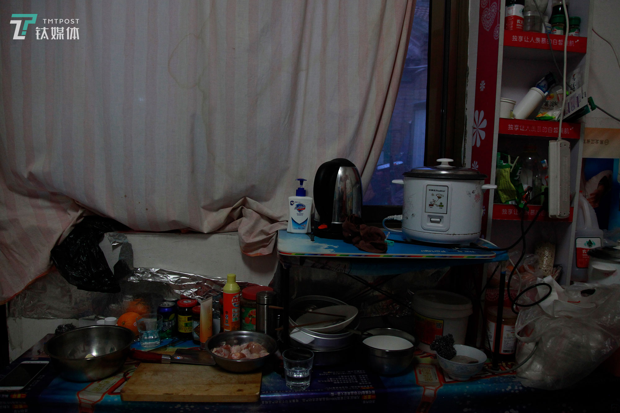 夏芸租住的单间，桌上摆着她捡来的生活用品和厨具：电饭煲、烧水壶、小桌子、碗、洗手液。&ldquo;还有一些洗发水什么的，都是那些孩子们搬家扔掉的，我看很多只是表面脏，洗洗可以用，我们可不嫌弃，扔了也怪浪费的，捡回来继续用能省不少钱。&rdquo; 夏芸对钛媒体《在线》说。