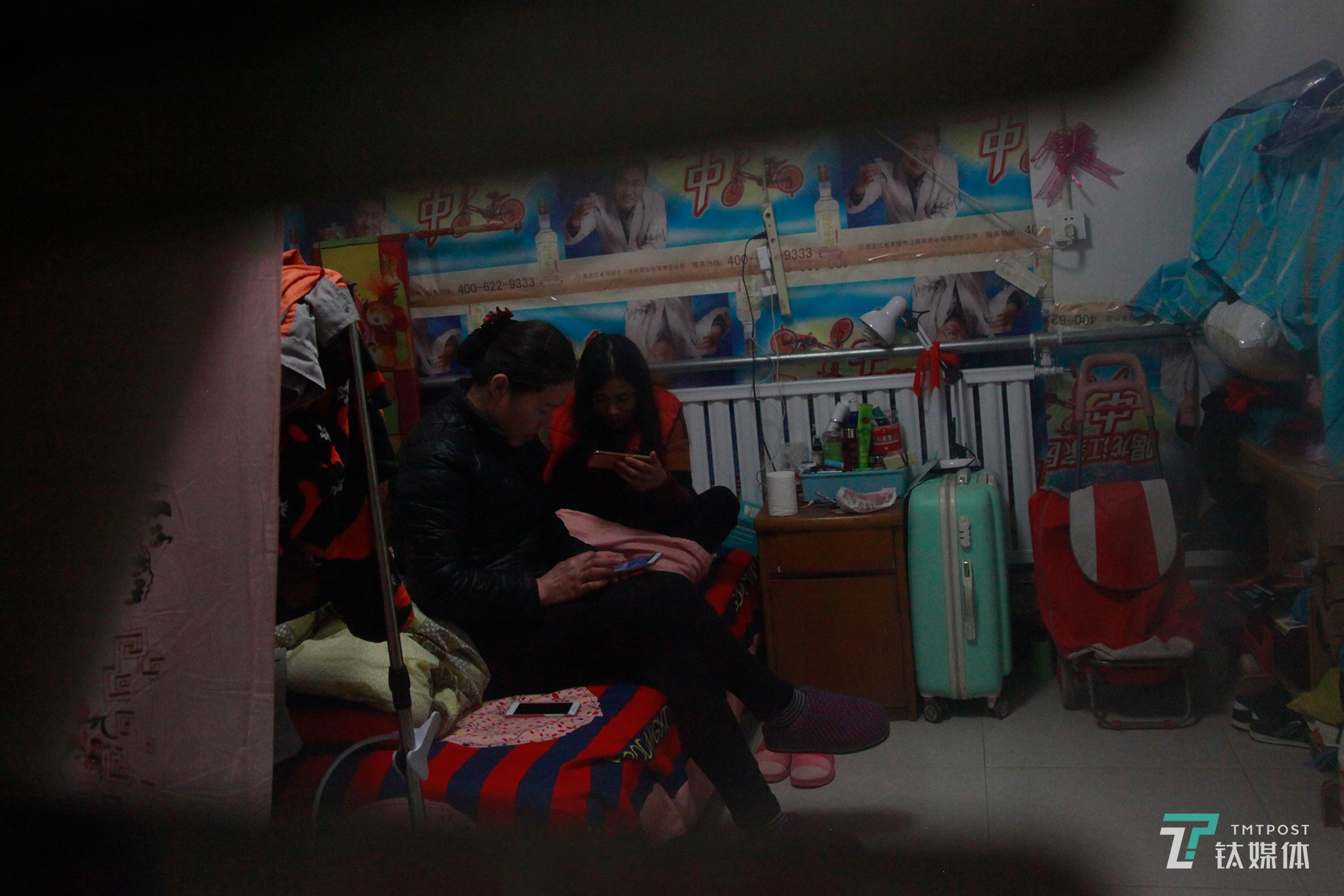 吃完饭，隔壁的保洁员老乡来找夏芸串门。讨论完公司第二天的开会时间后，俩人各自玩着手机。无聊的时候，她们会追剧看，但她们家里都没有WiFi，只能蹭隔壁的网。邻居的网不太稳定，&ldquo;断断续续的，蹭得上就看，蹭不上网就不看了，休息。&rdquo;