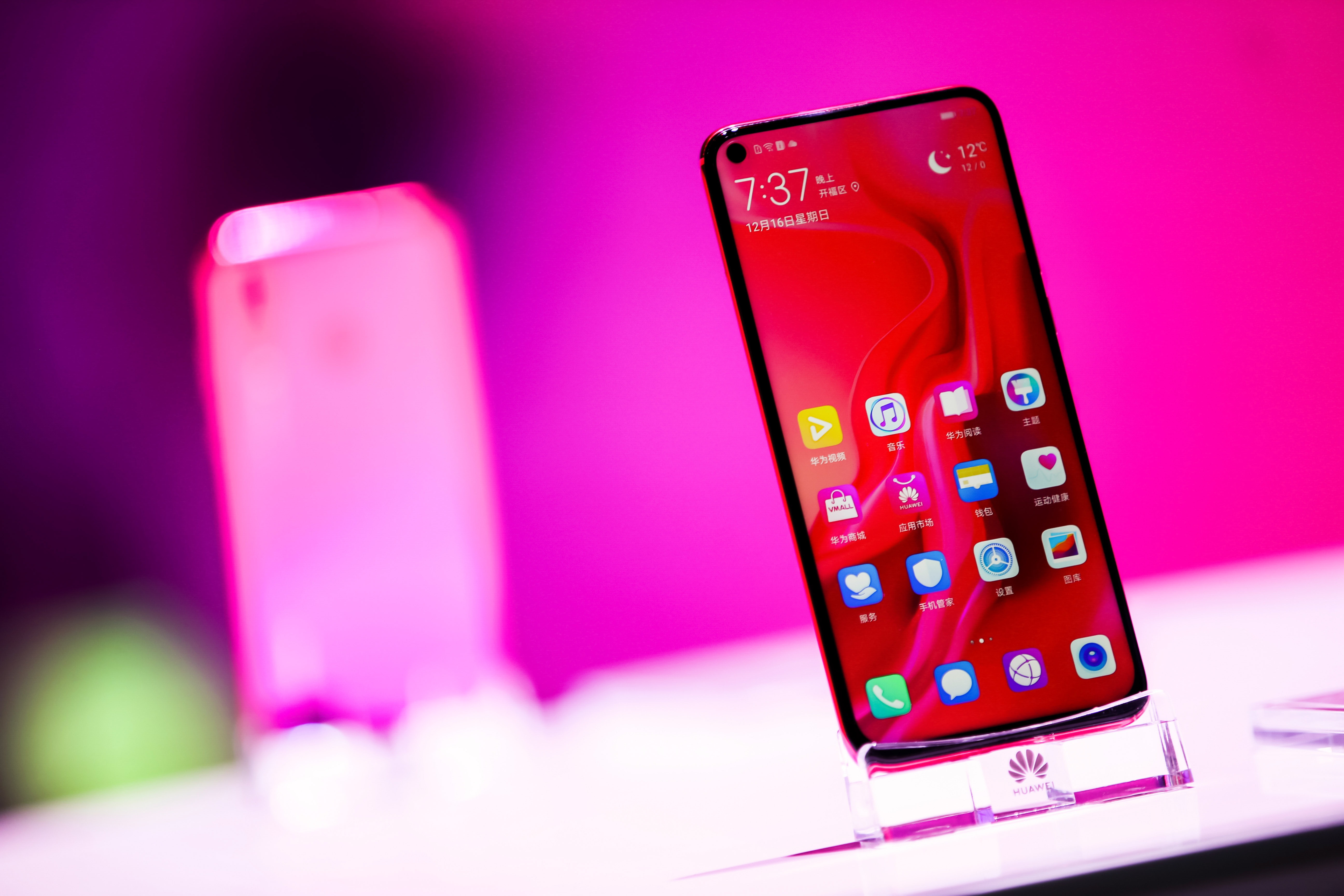 华为nova4正式推出,挖孔屏设计是卖点