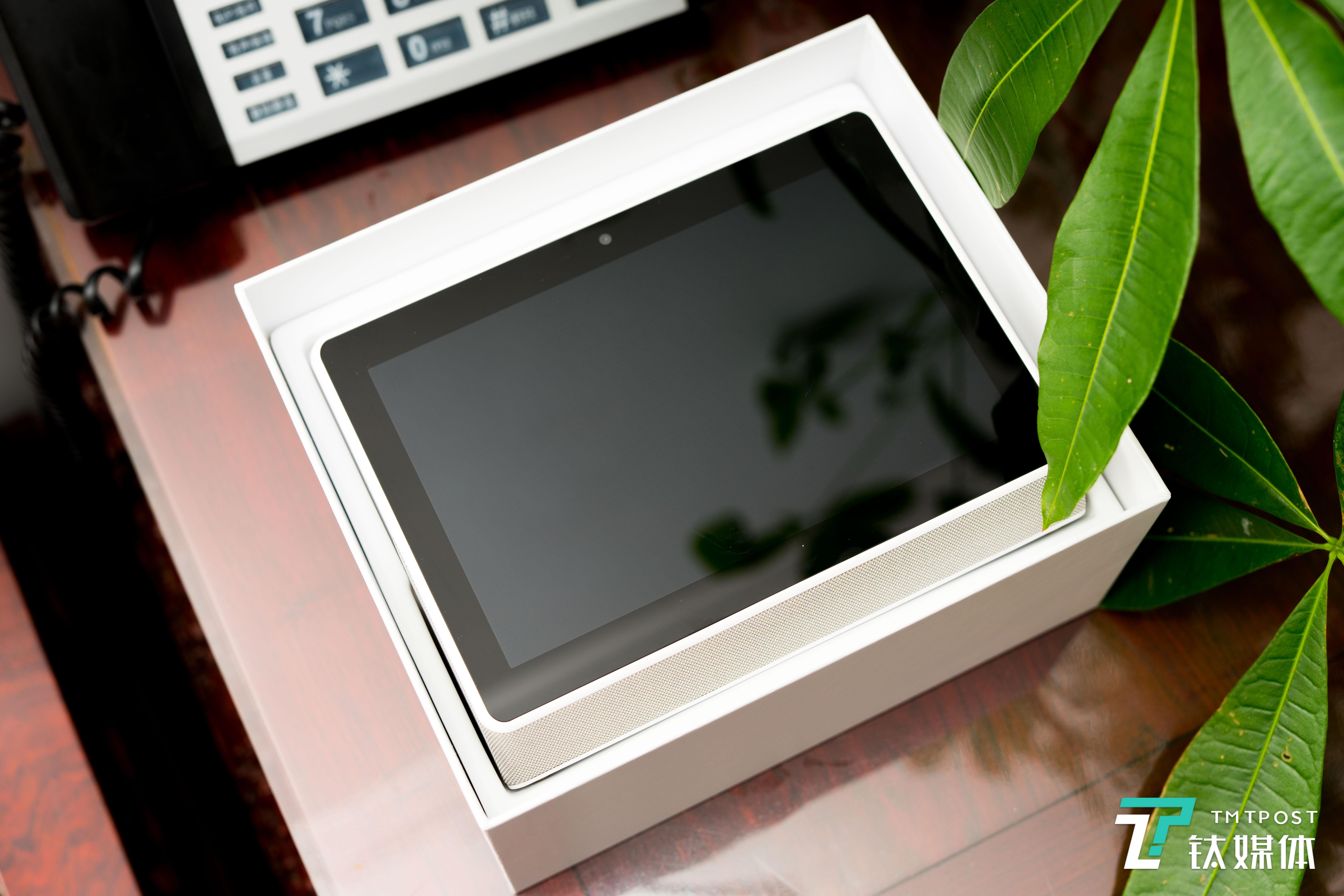 腾讯叮当 AI视听屏，可以理解为带屏的语音助手