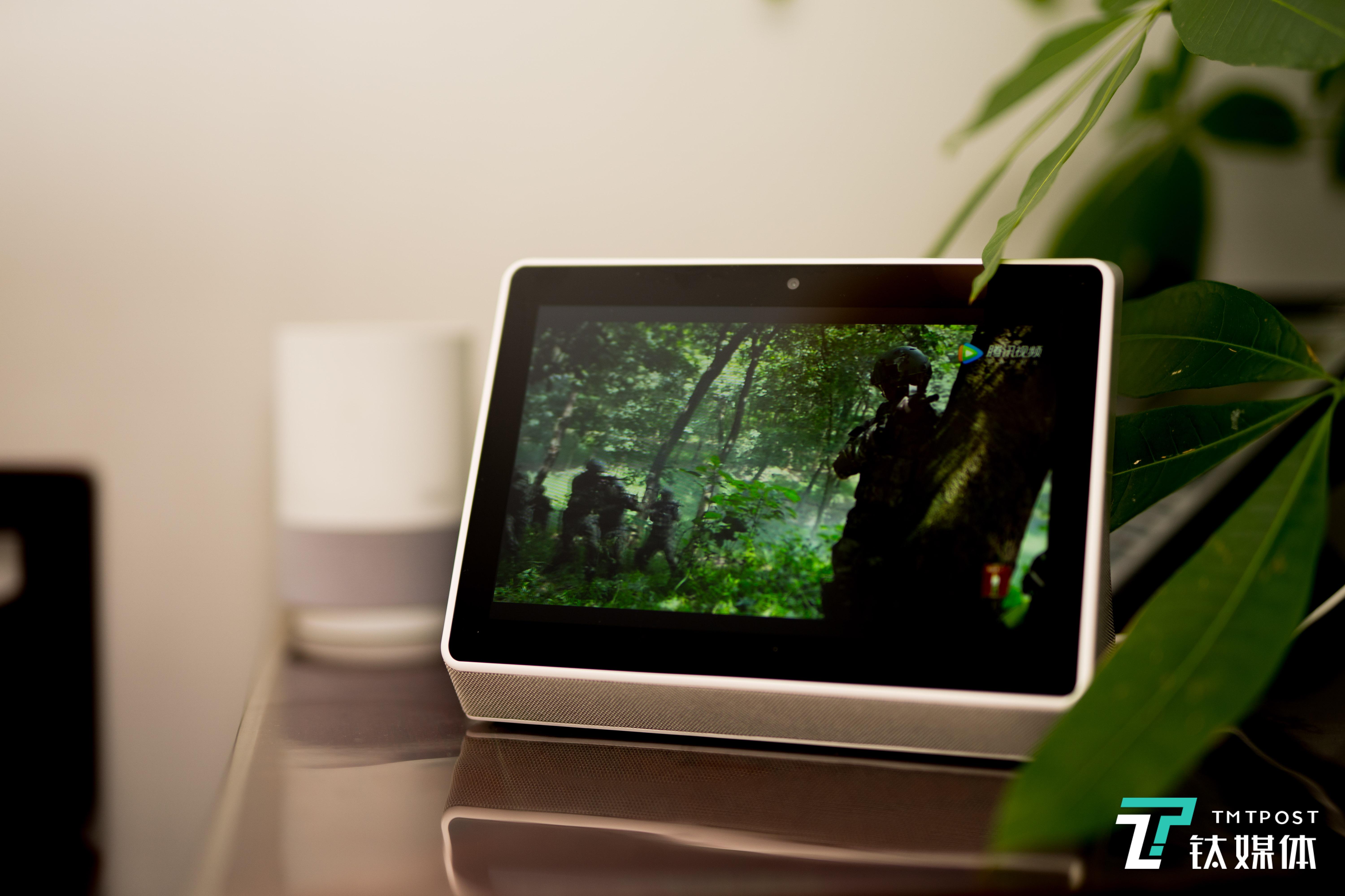 【首发】给智能音箱加一块8寸屏会怎样？腾讯叮当智能屏体验 | 钛极客