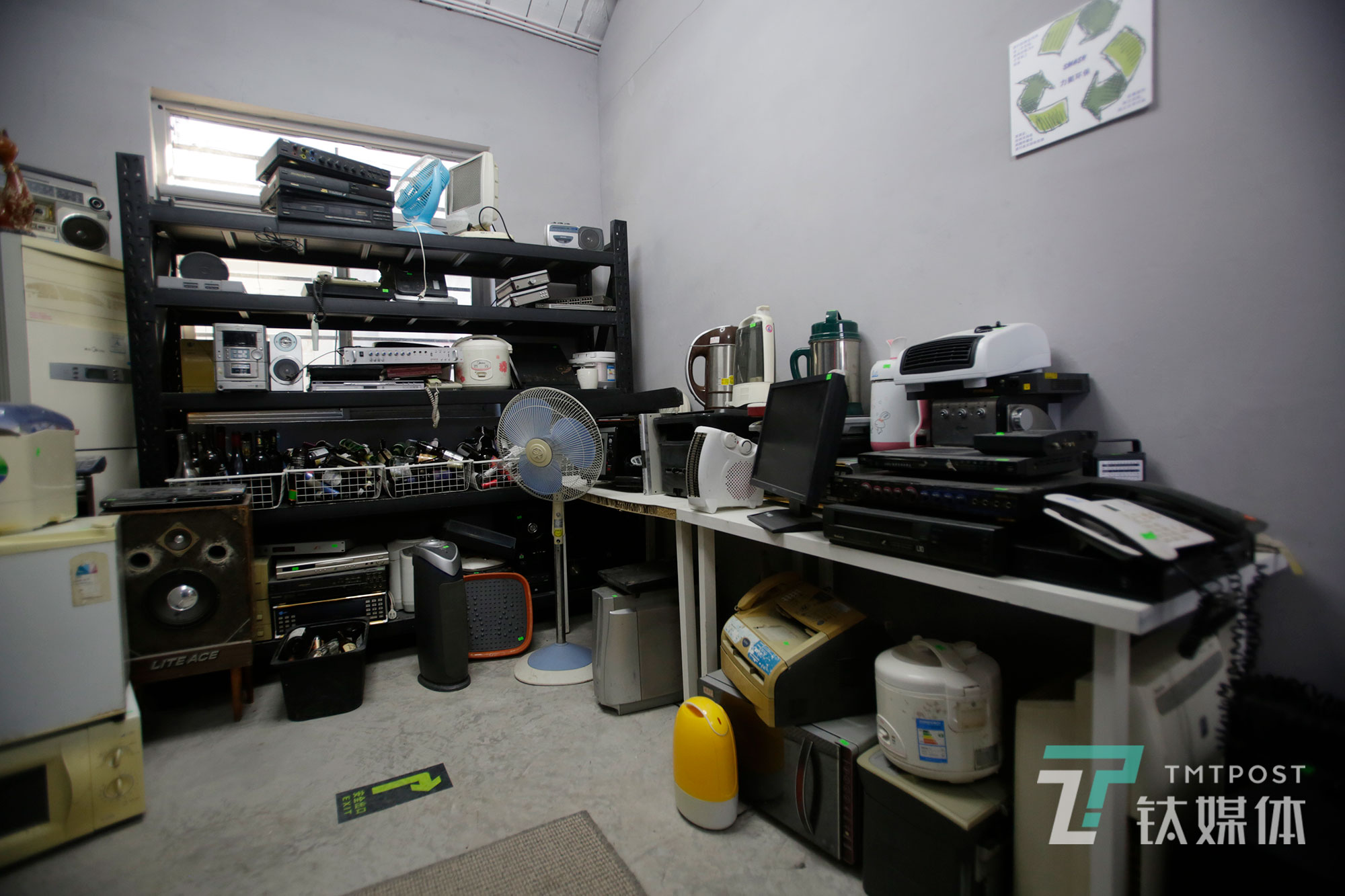 发泄屋的&ldquo;商品间&rdquo;供顾客选择的打砸用品：酒瓶、旧家电、旧办公用品。