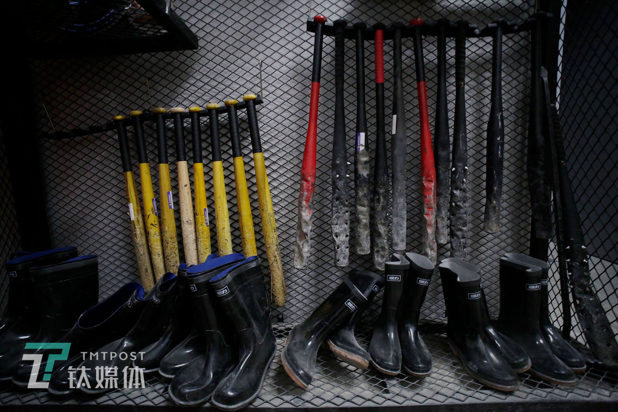 供顾客挑选的&ldquo;武器&rdquo;。开业3个月，这些木棒和铁棍都已经被砸得伤痕累累了。