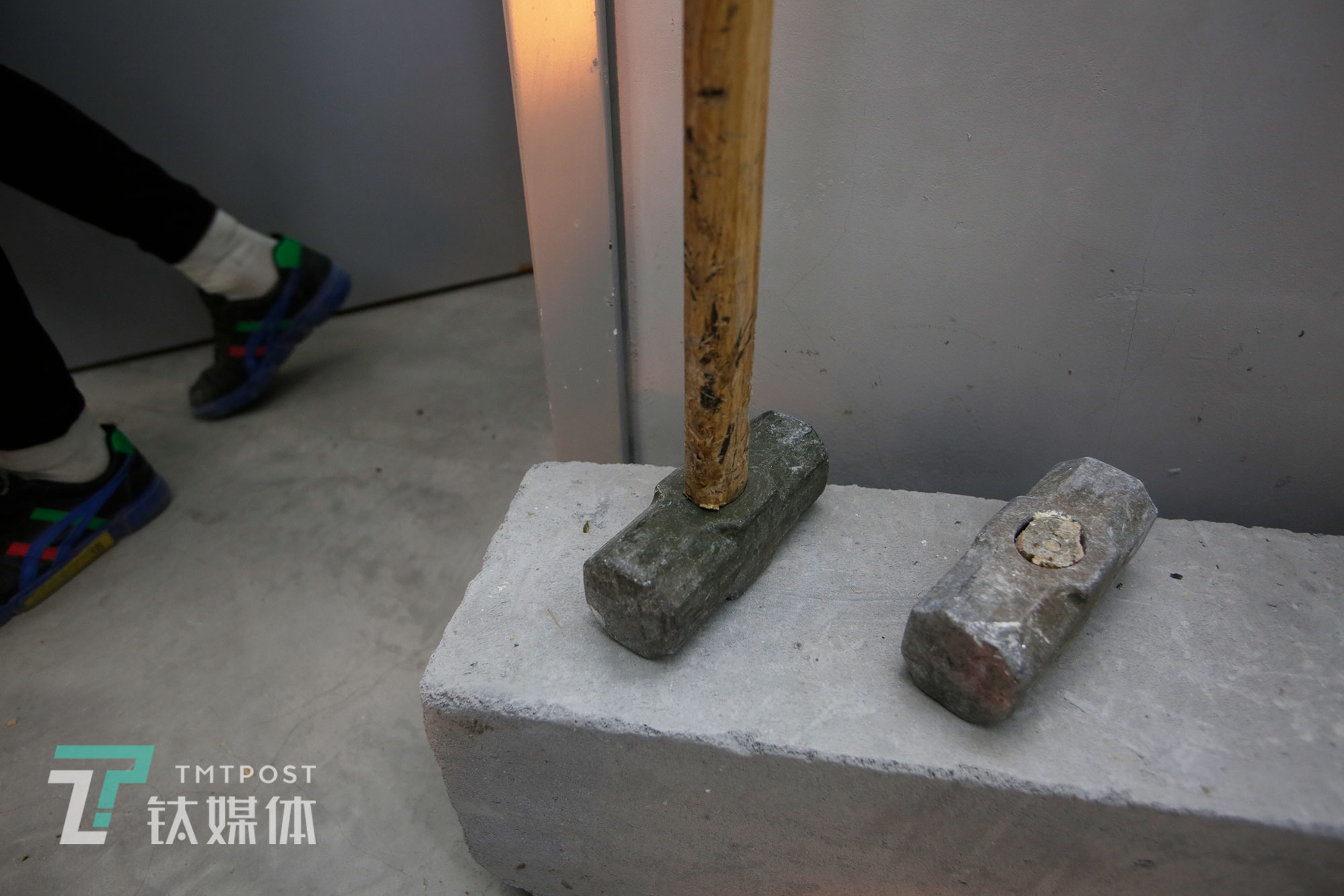 对一些棒球棍砸不动的金属制品比如DVD，店主给顾客准备了锤子，其中一个锤子被顾客砸断了。