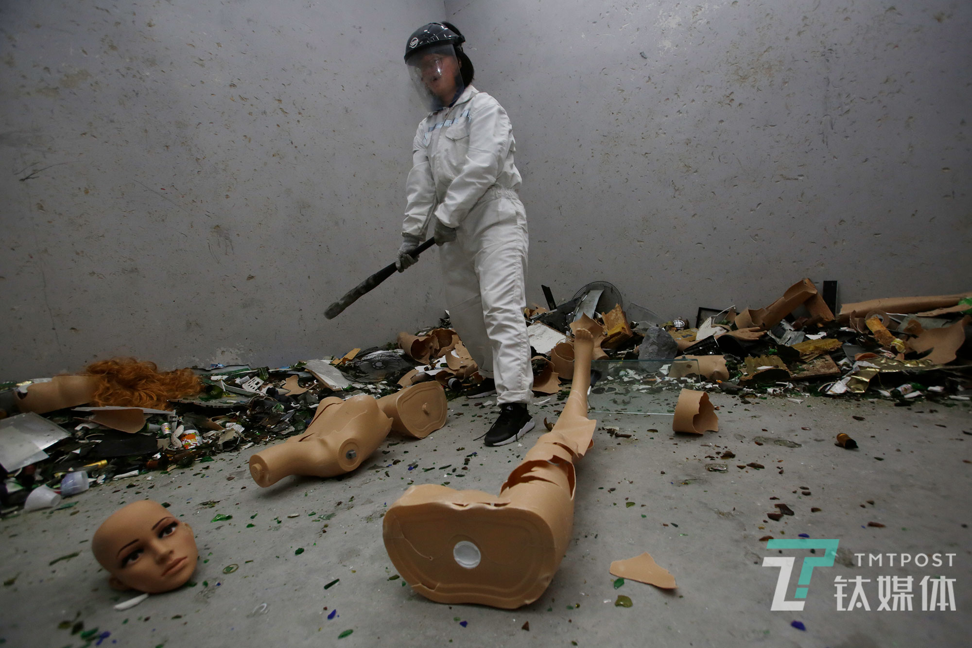 一位女顾客手持铁棒准备砸向已经支离破碎的假人模特。当天，她和3个女同事一起来到这间发泄屋，砸了几筐瓶子和一个假人模特。&ldquo;她最近不开心。&rdquo;这位女顾客的朋友对钛媒体《在线》说。