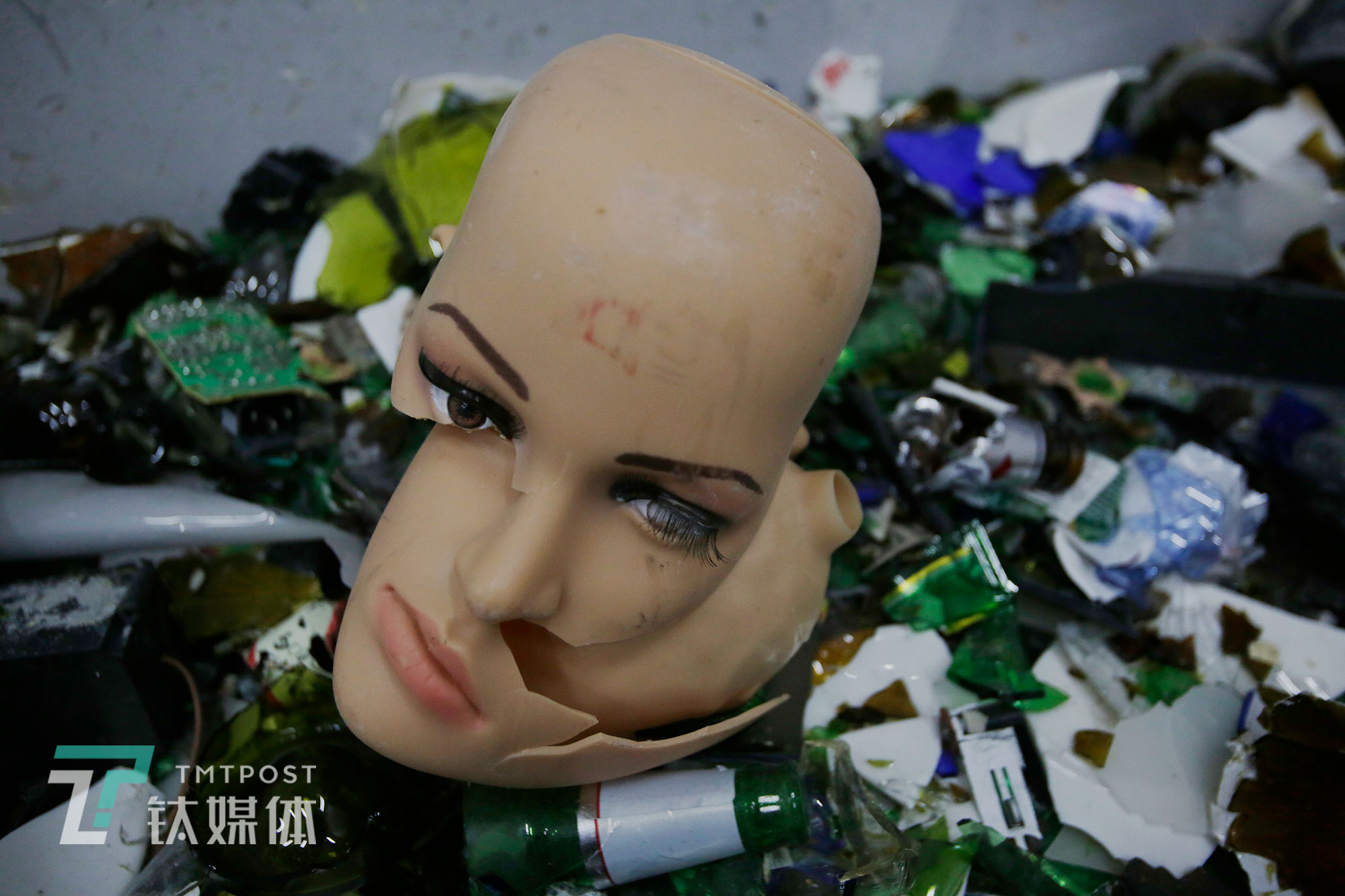 被人砸烂的模特假人的头部，这个模特的打砸价格为250元。