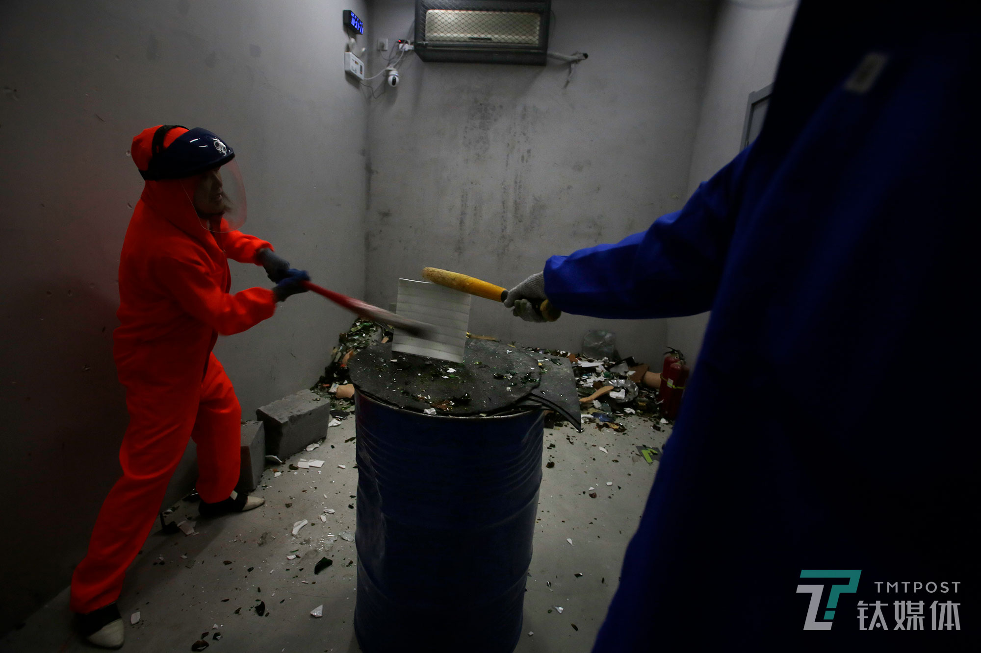 一对80后夫妻在配合着砸盘子。