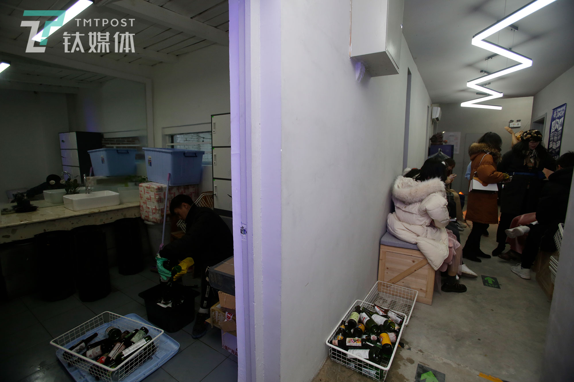 12月9日周日，下午4点半，Smash House店内狭窄的过道坐满了等待空余房间的顾客，店员在一旁的杂物间清洗刚刚送来的啤酒瓶。