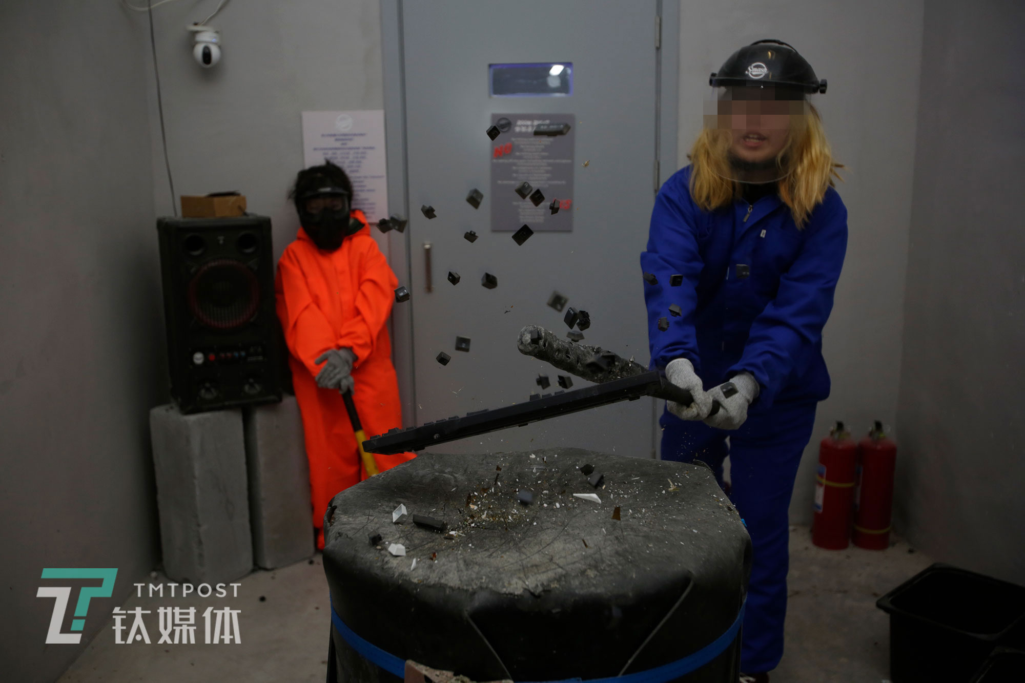 两个女孩砸了两筐瓶子、一个显示器、一个键盘等若干物件，一共消费了425元，&ldquo;在这里砸东西很爽，我把这些东西想象成对我很凶的老师、学校食堂难吃的饭、蔡徐坤的黑粉。&rdquo;