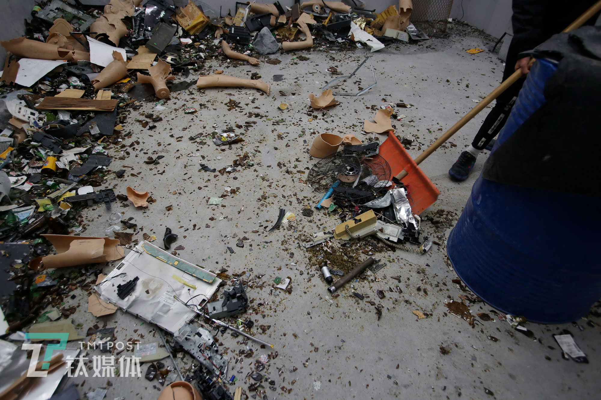 一拨顾客&ldquo;发泄&rdquo;完后，店员立即开始打扫发泄屋。&ldquo;每隔段时间我们就把这些碎渣运出去一次，上个礼拜刚处理了两百多袋。&rdquo;这名店员告诉钛媒体《在线》。