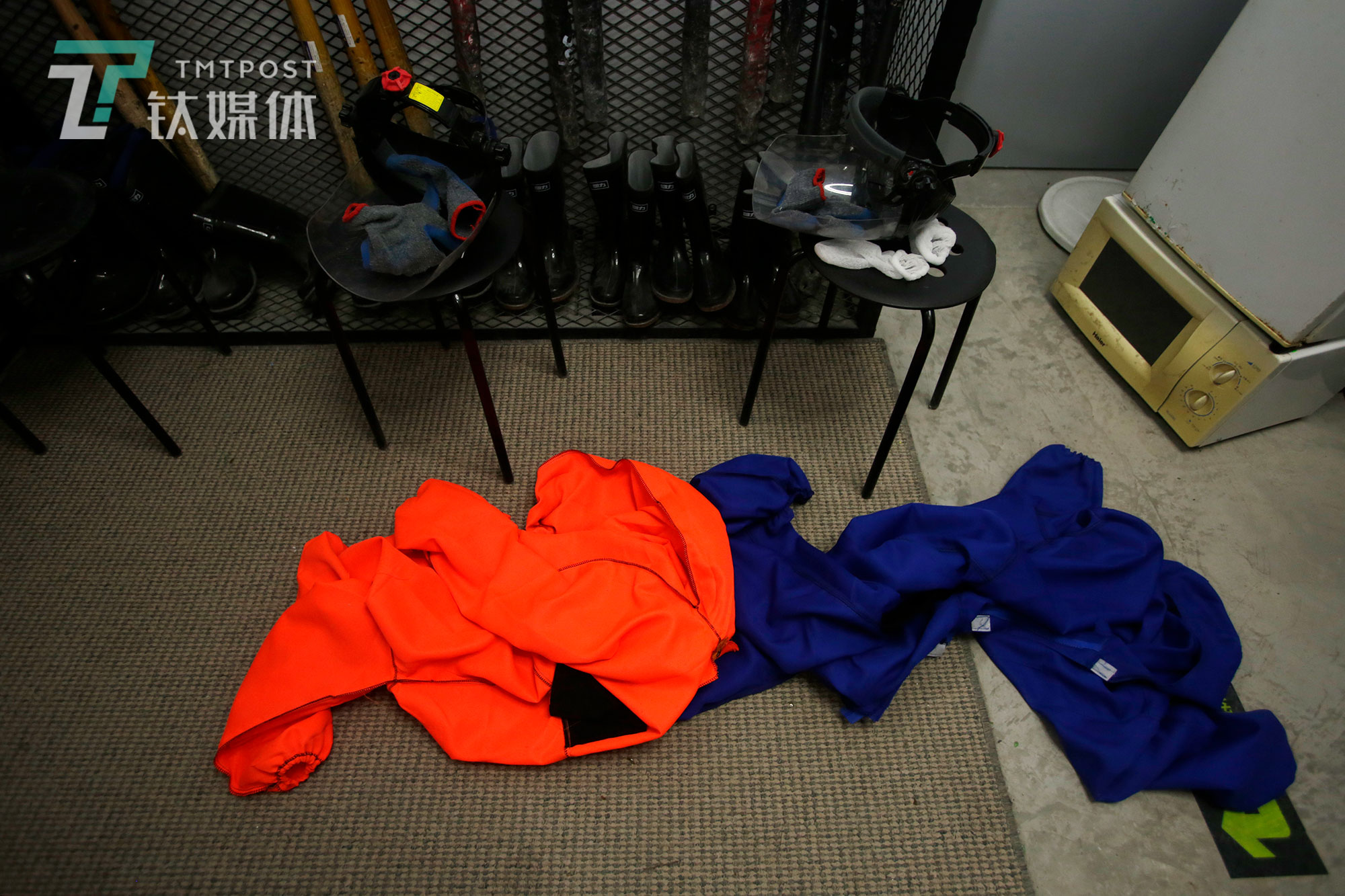 两名顾客砸完后脱下的防护服和防护面罩。