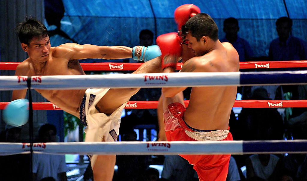 寒风中的中国搏击：向左走，向右走？