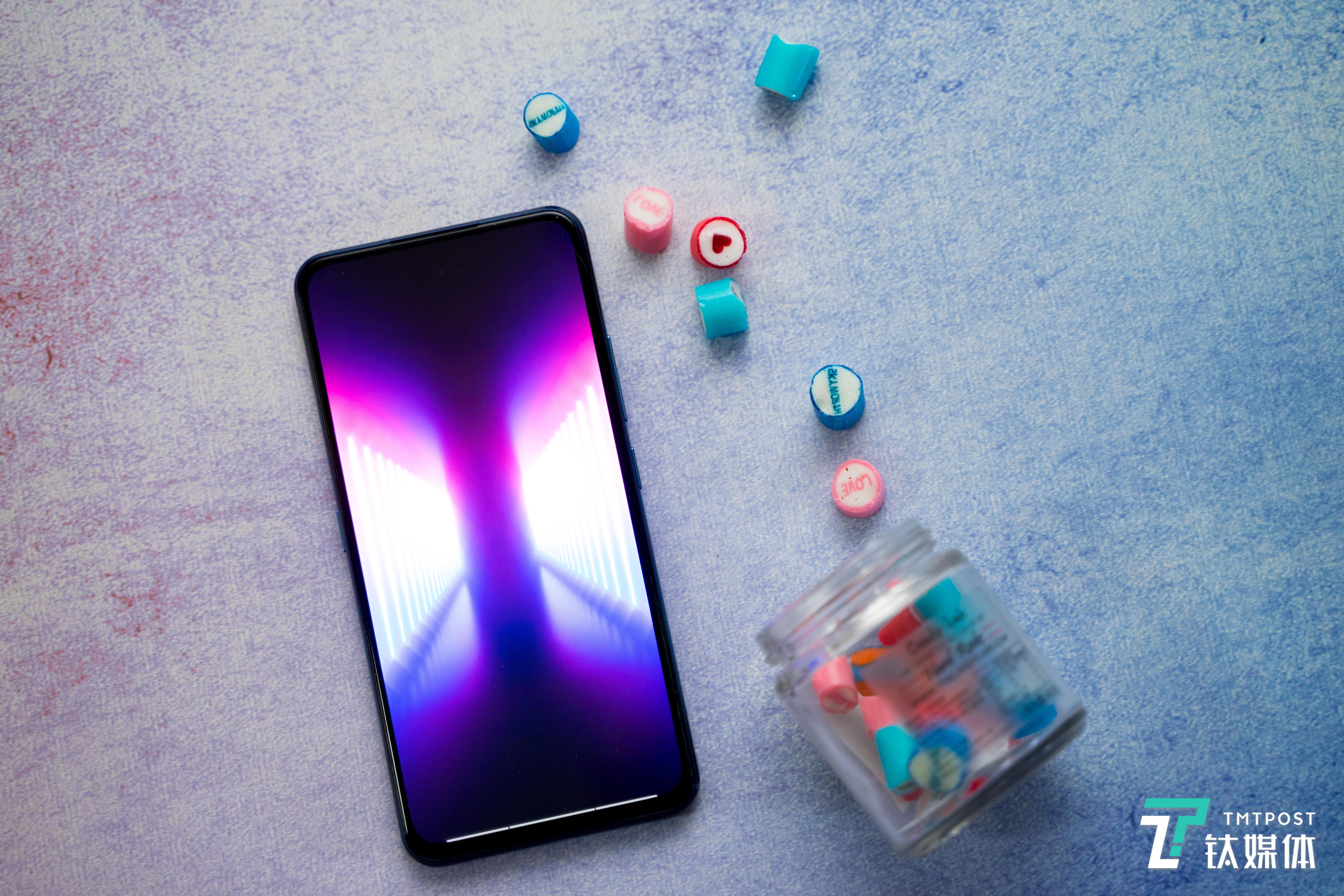 正面6.39英寸屏幕，91%屏占比，没有开孔和刘海