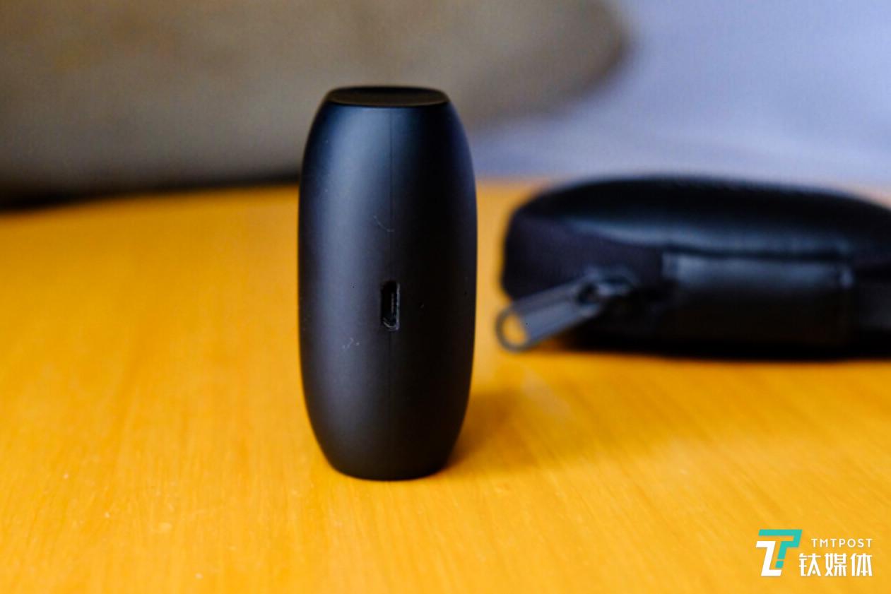 依旧采用的是 Micro-USB 接口，这让人很费解