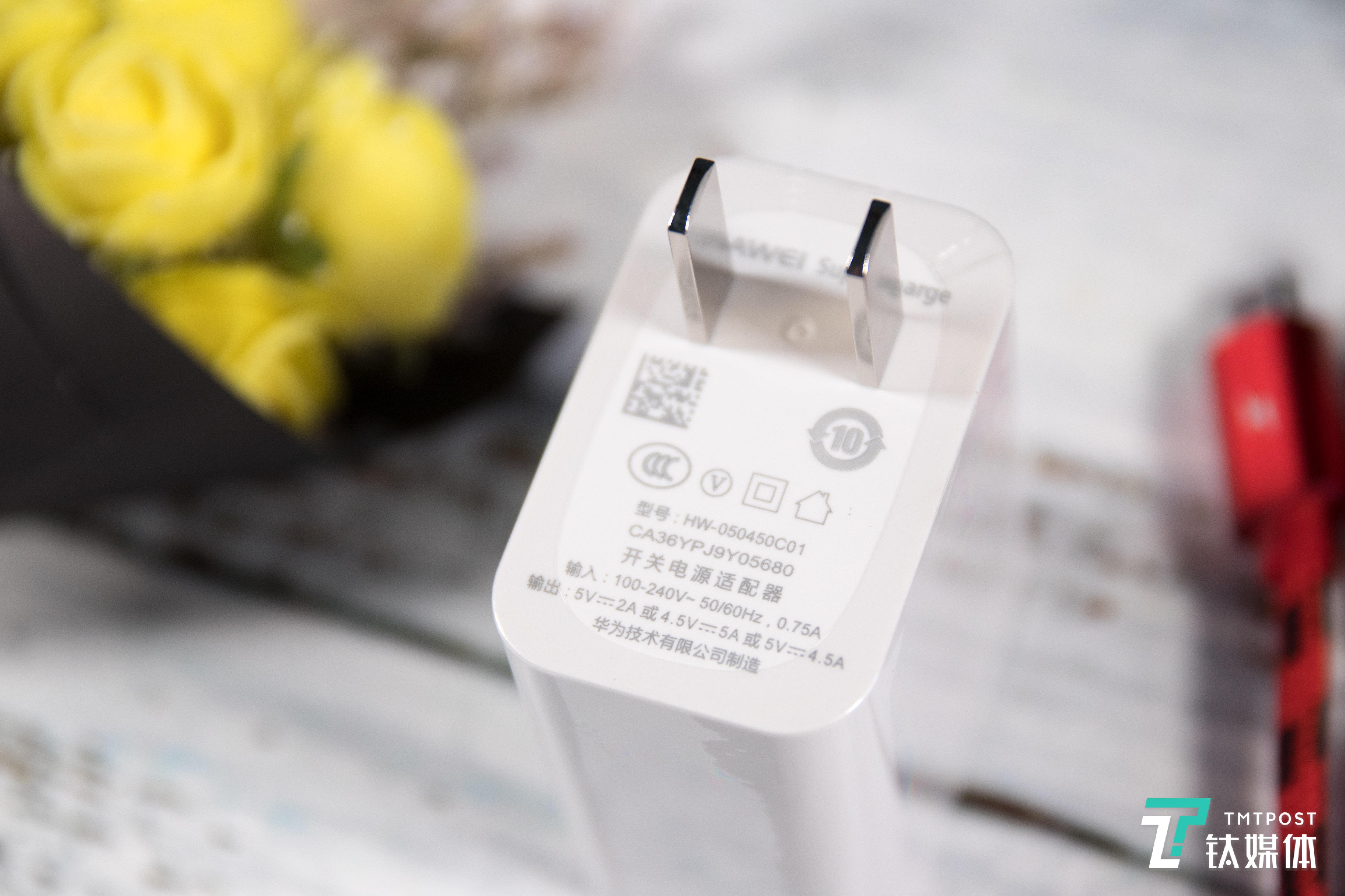 标配的22.5W充电器，30分钟能充50%的电量