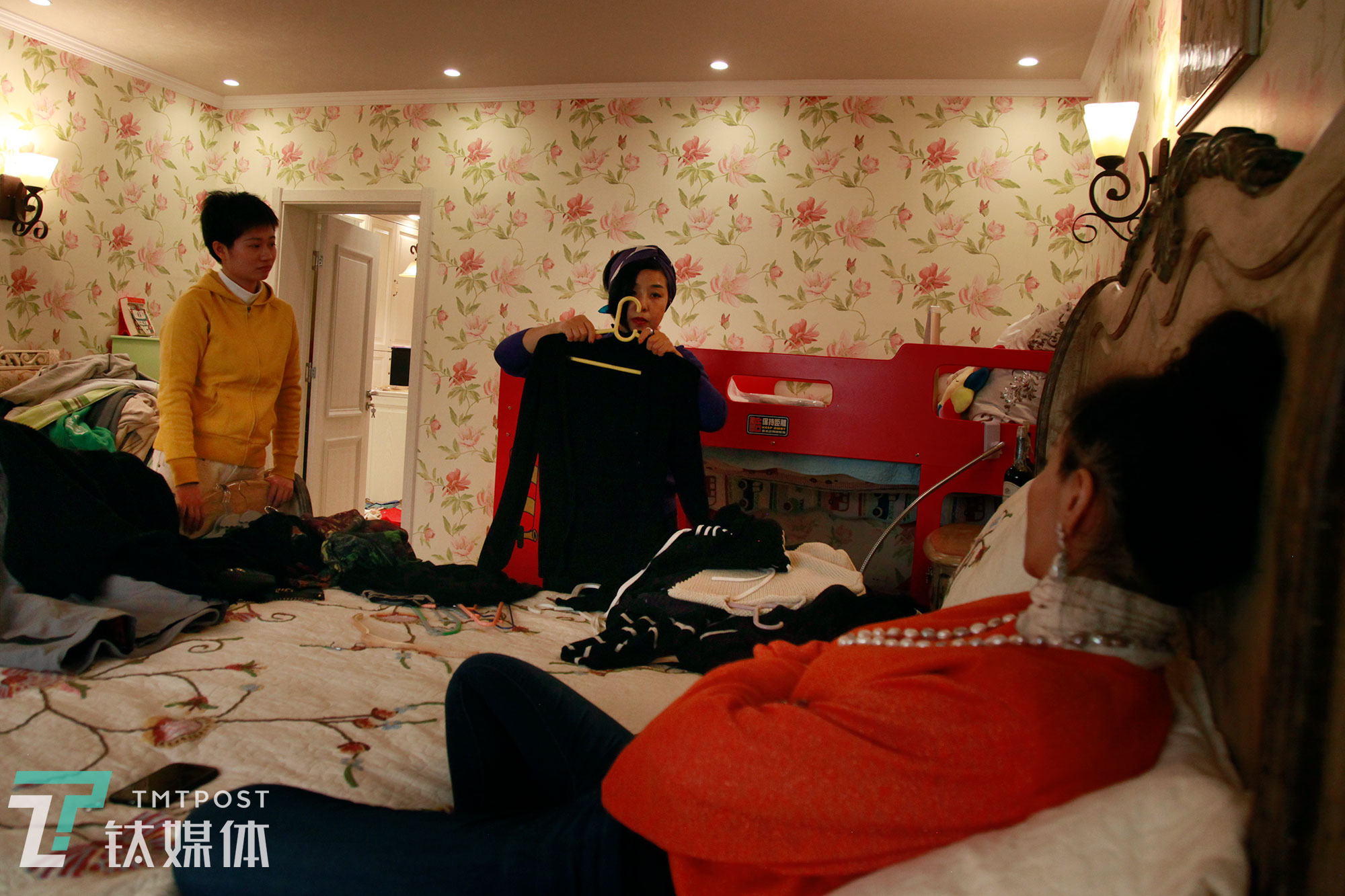 12月5日，衣橱管理师魏小晖（中）和助手在客户家进行衣橱整理。