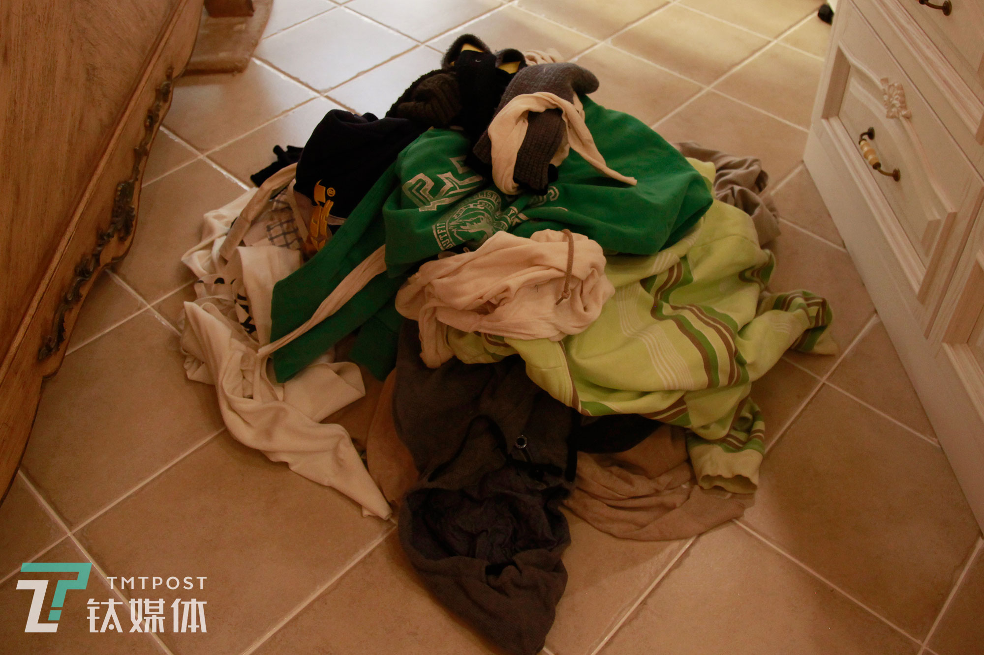 魏小晖陪同房主筛选出来的衣服。