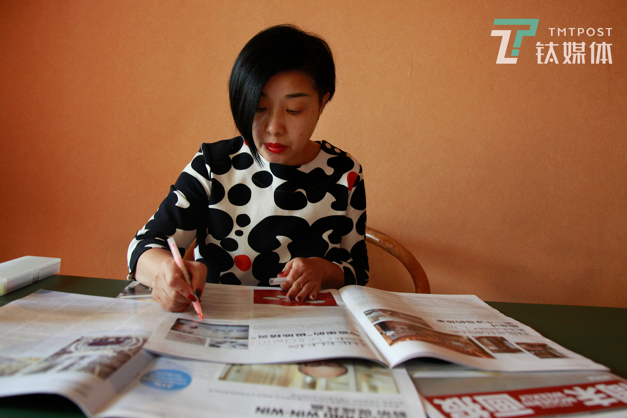 魏小晖在家中&ldquo;办公&rdquo;备课。