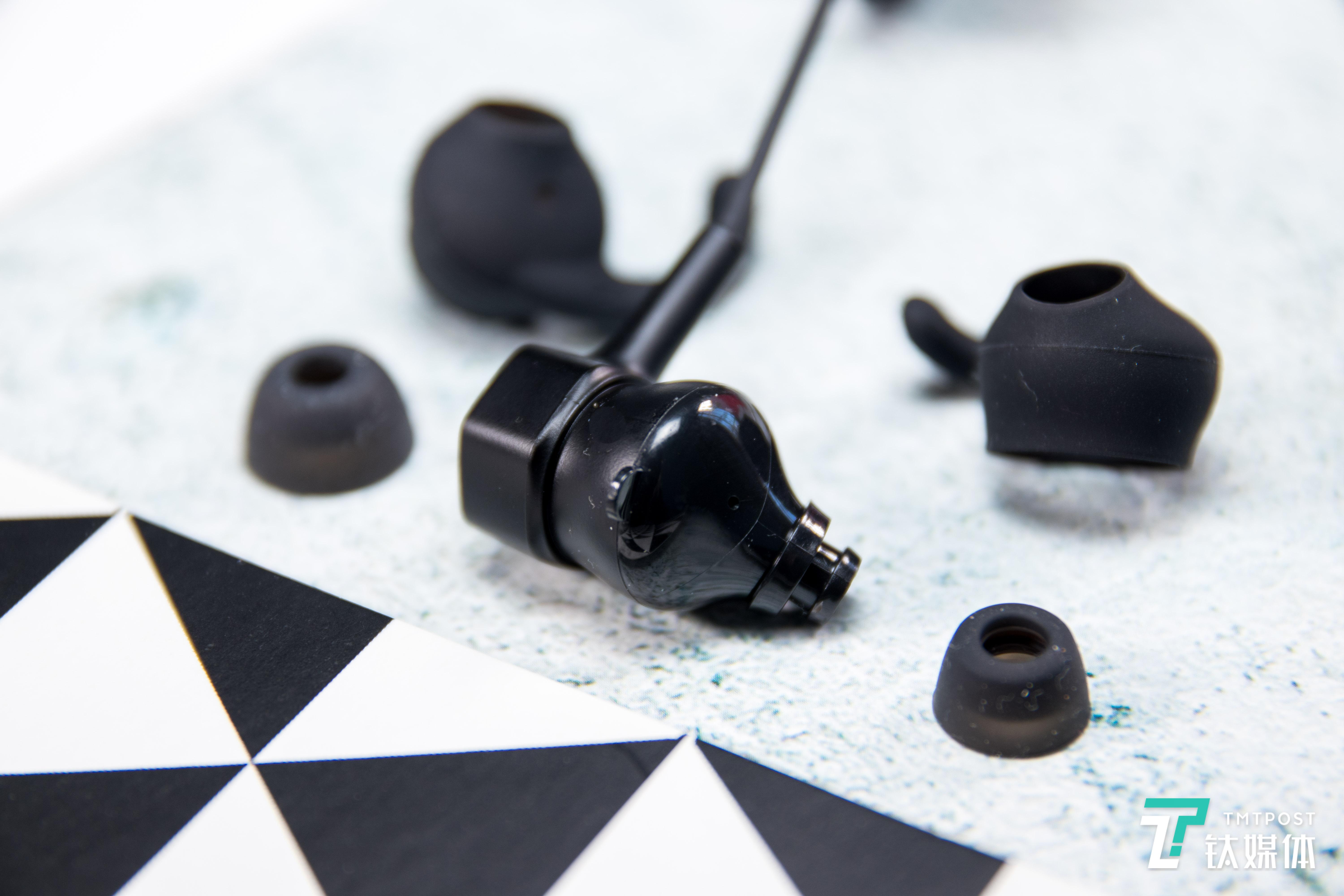 为了方便安装，耳翼上有凸起设计