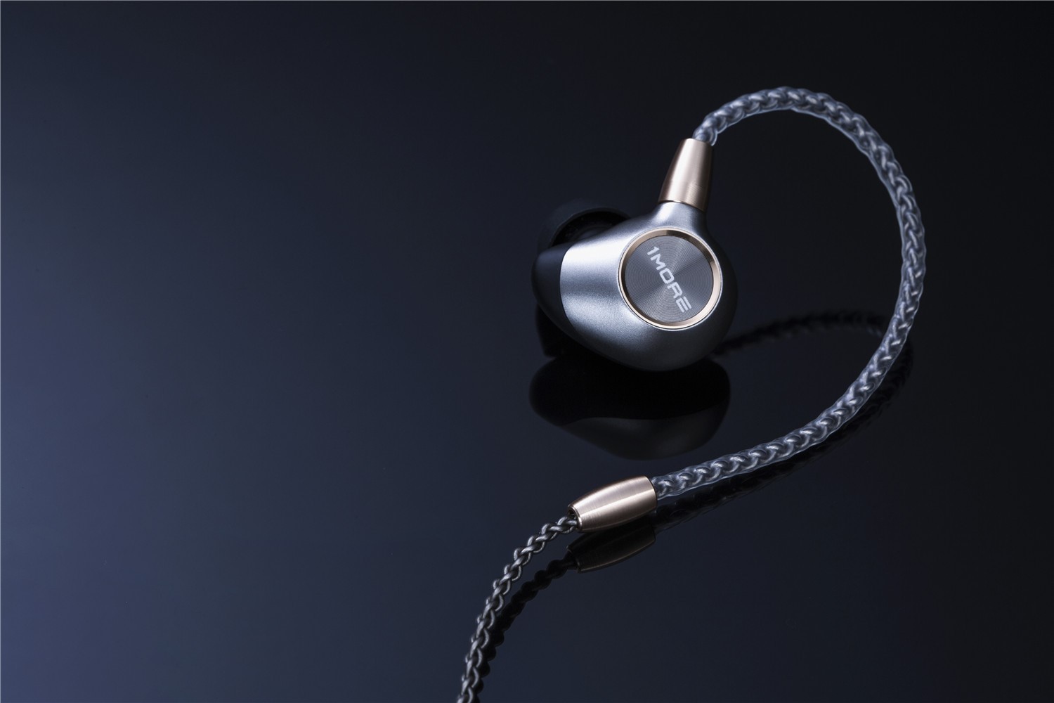 左手HiFi、右手降噪，1MORE发布两款新品 | CES2019