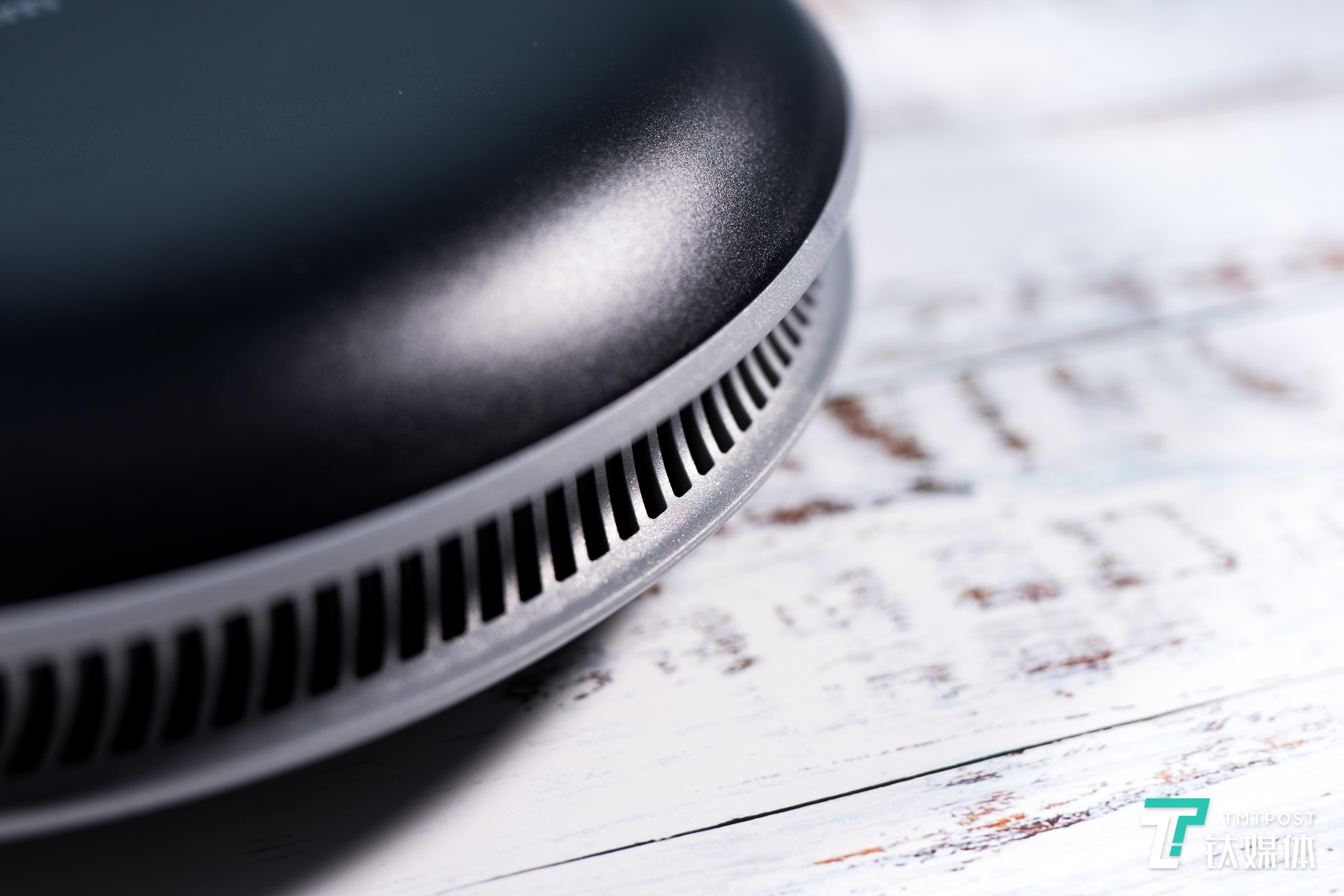 机身厚度10.3厘米，比较薄