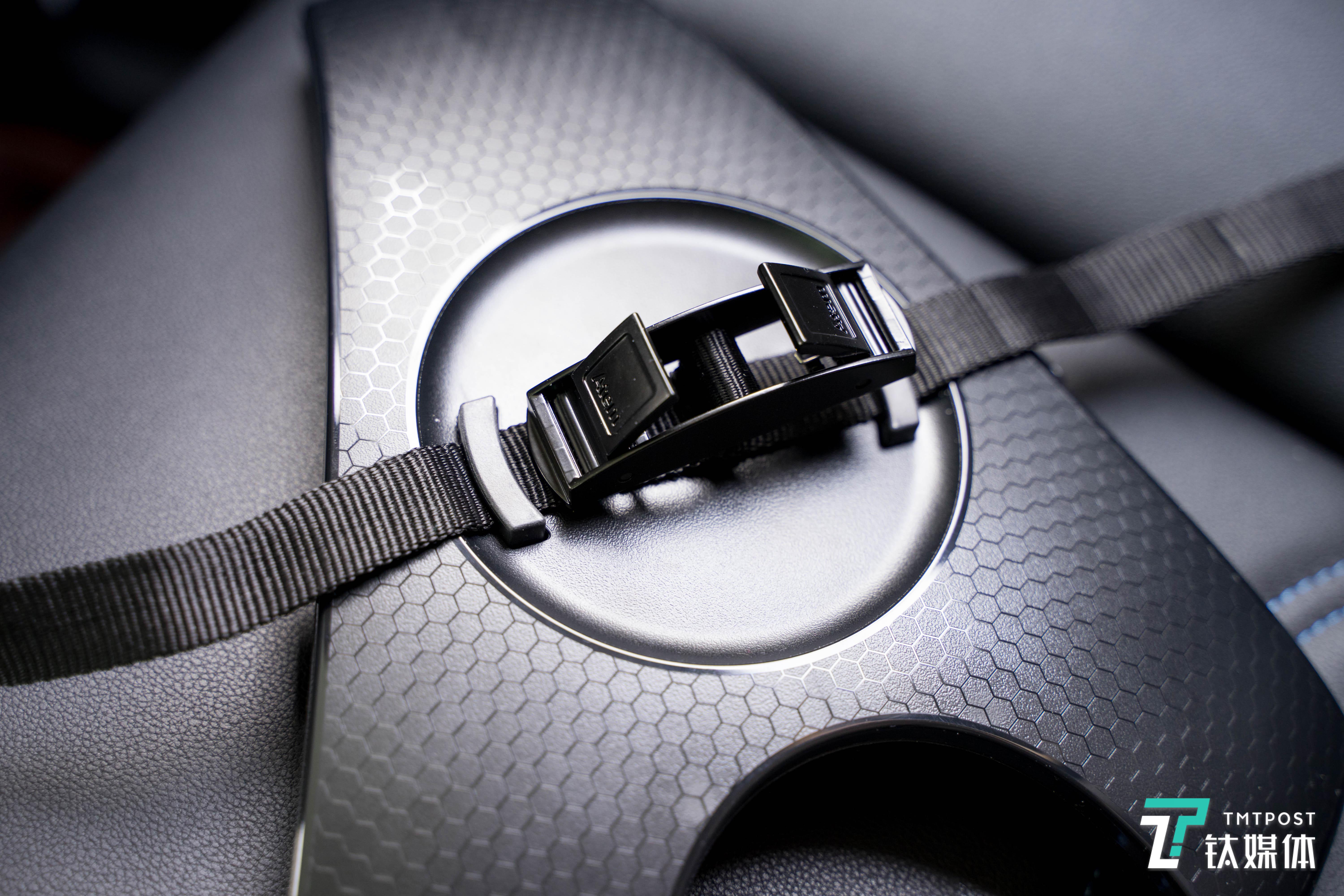 固定扣为金属材质