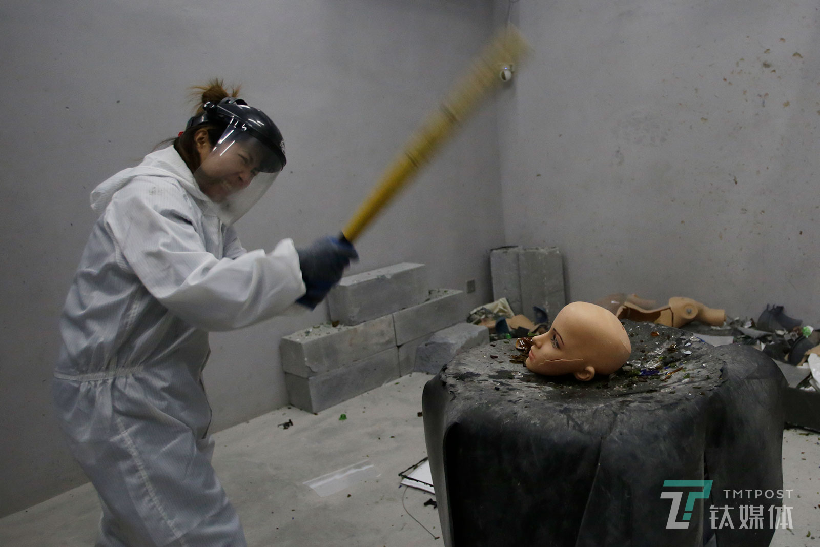 【发泄屋】12月7日，北京798，一名顾客在Smash发泄屋挥棒打砸。顾客可以在这里花钱随意打砸，也可以自带物品前来打砸。